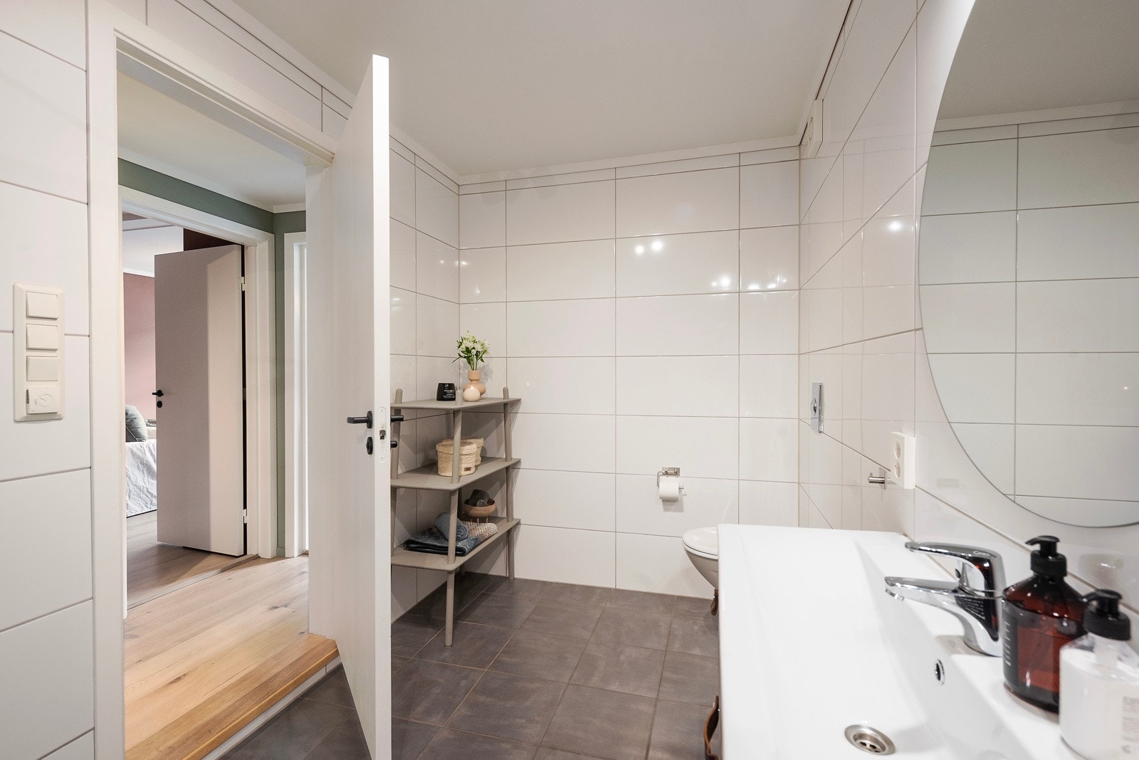 Det er plass til ekstra innredning på badet om du ønsker det Galleribilde