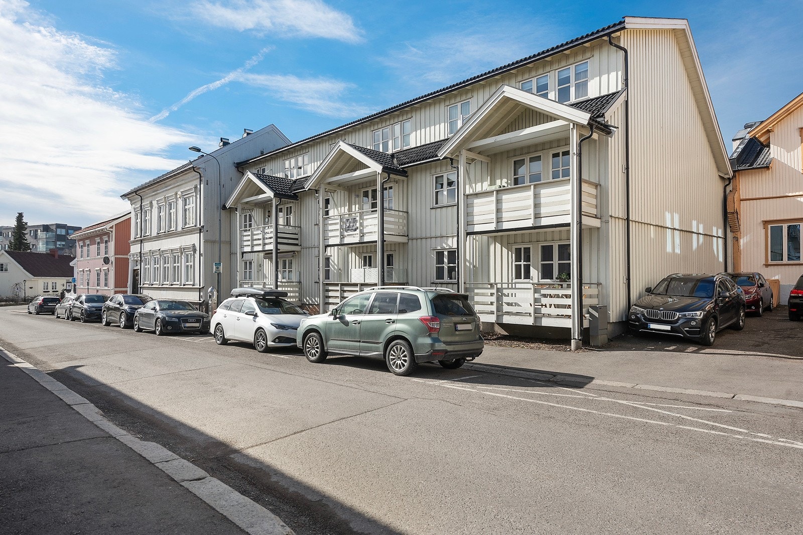 Borettslaget består av 16 andelsleiligheter og har parkeringsplass til alle som ønsker Galleribilde