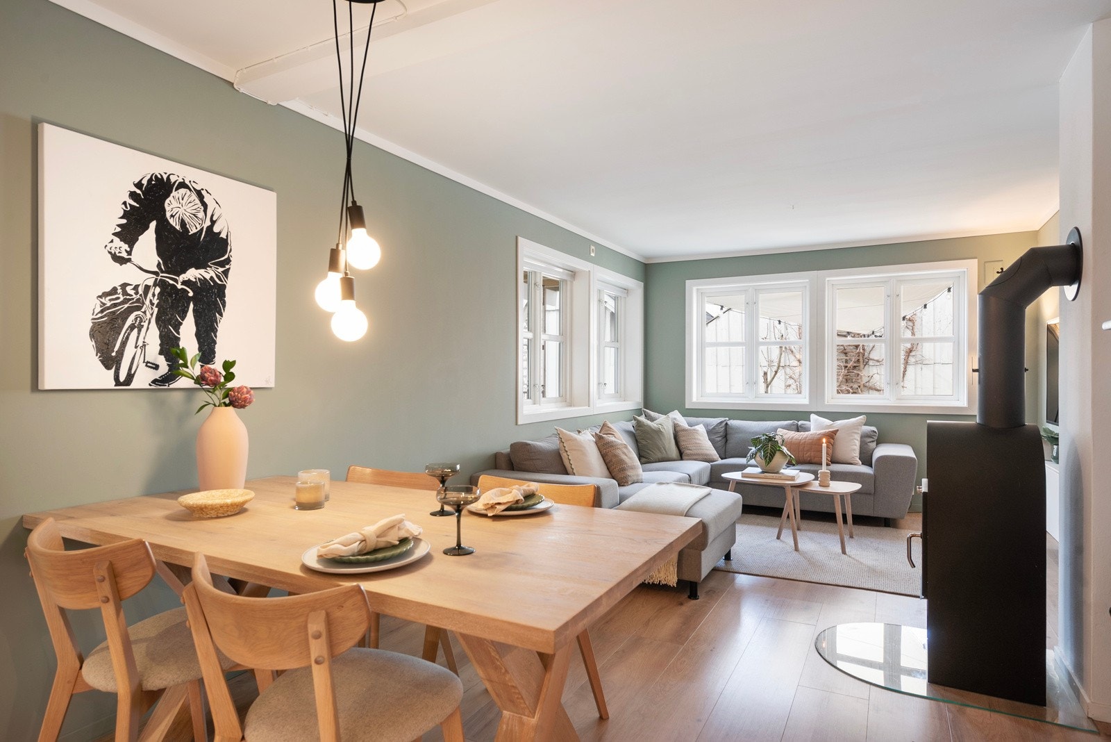 I det åpne rommet har du plass til både spisestue og sofagruppe Galleribilde