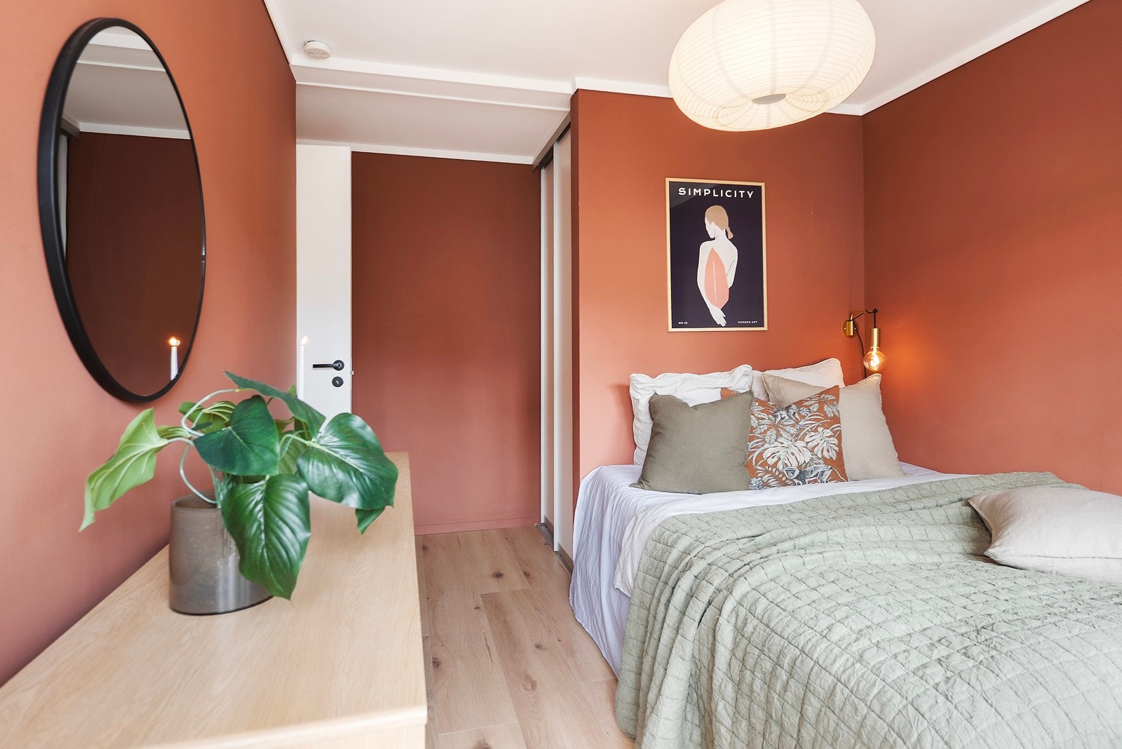 Soverom nummer 2 passer godt som kontor eller gjesterom, og du har skyvedører inn til bod/ romslig garderobe Galleribilde