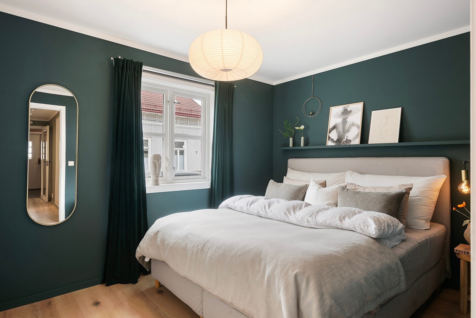 På hovedsoverommet er det valgt en mørk og moderne farge, perfekt for å koble av og få en god natts søvn Galleribilde