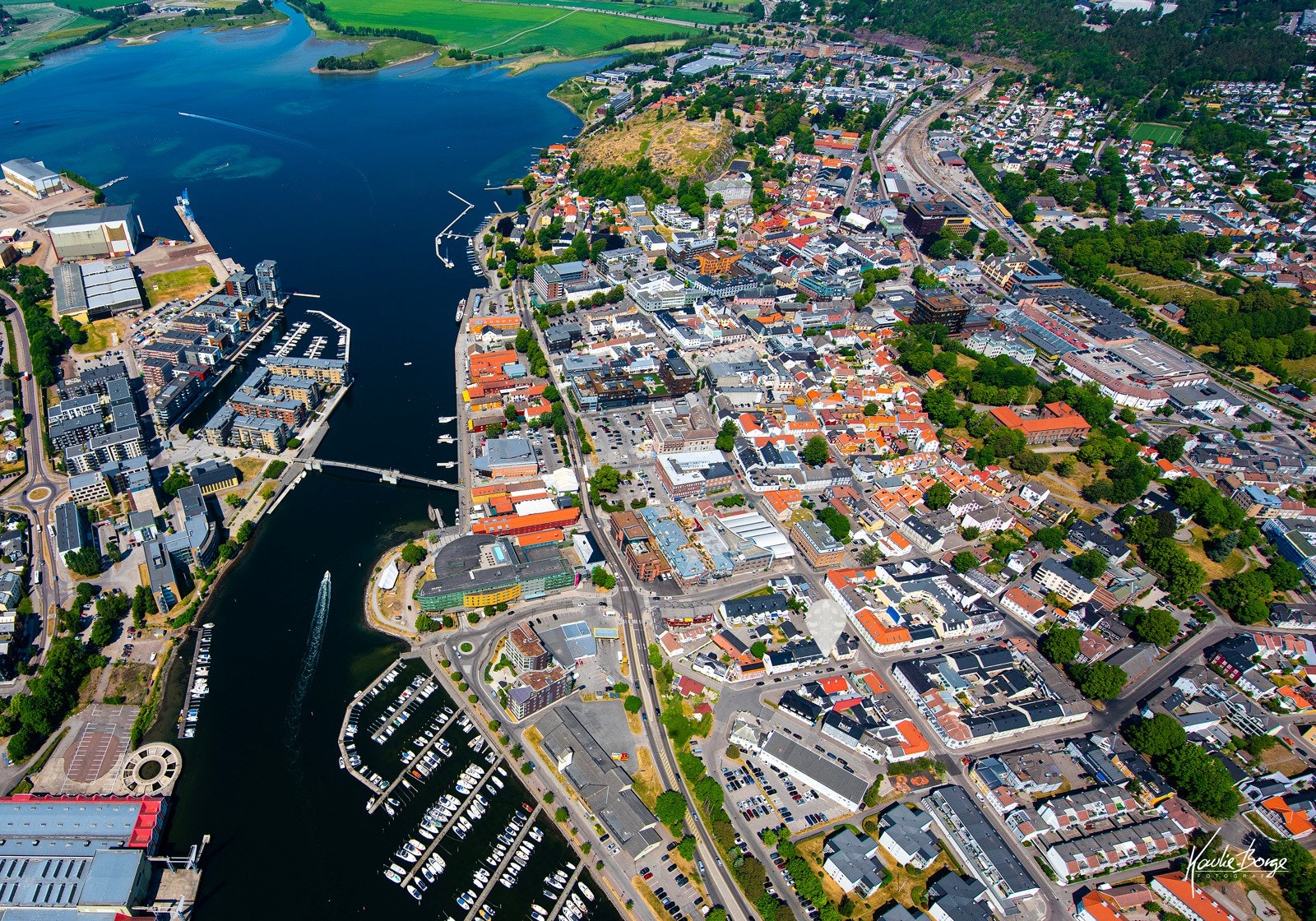 I Norges eldste by møter du et yrende liv kombinert med historisk sjarm Galleribilde