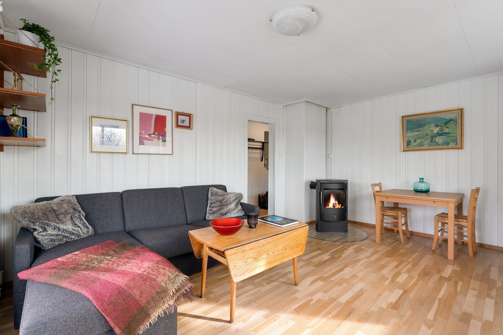 Stuen er lys og romslig med god plass til både spisebord og sofagrupper Galleribilde