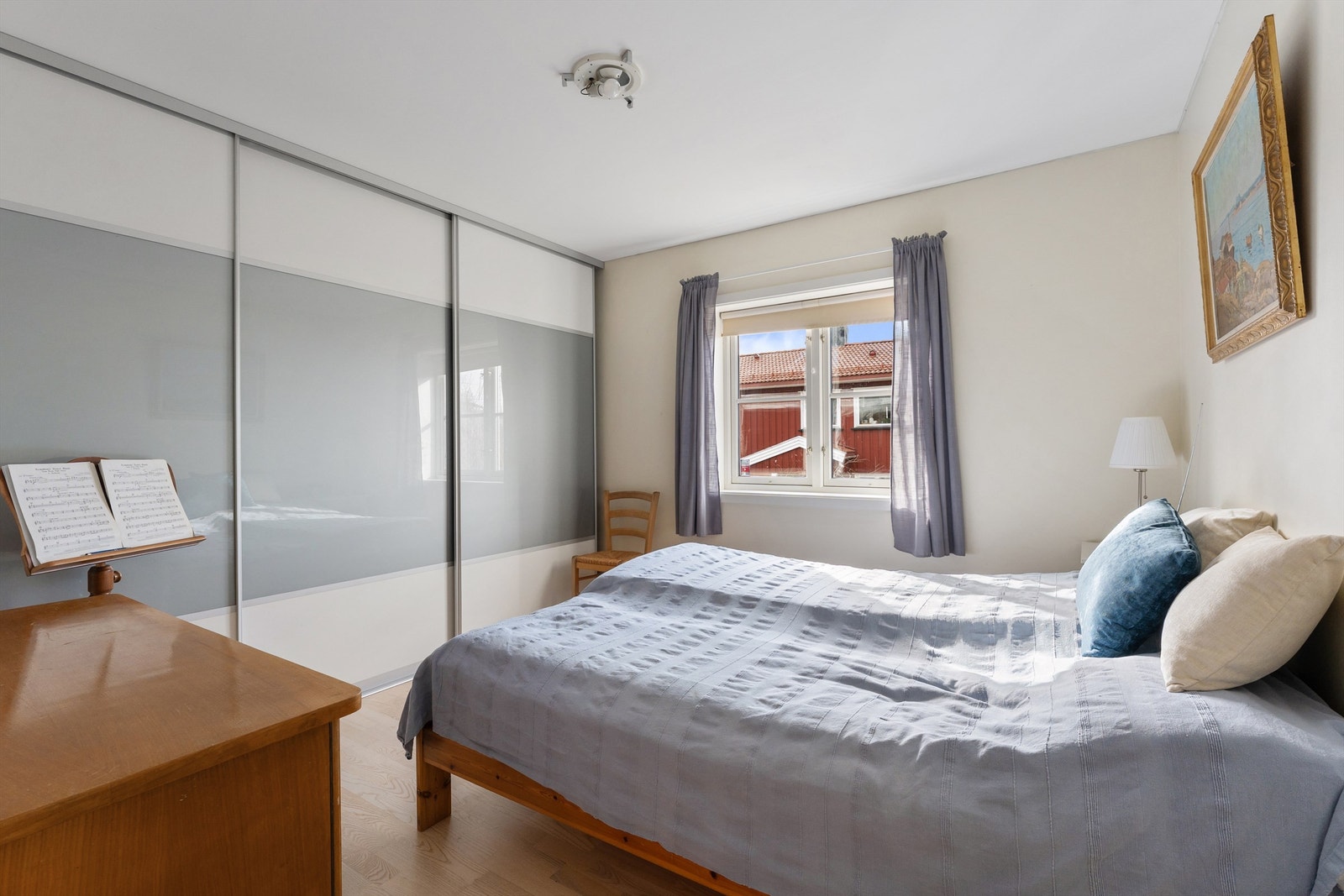 Soverom med gulvvarme og integrerte garderobeløsninger Galleribilde