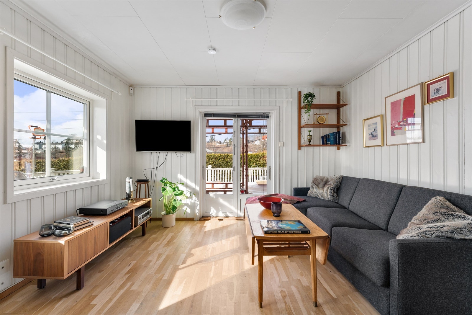 Boligen er gjennomgående med vestvendt terrasse og flotte uteområder Galleribilde