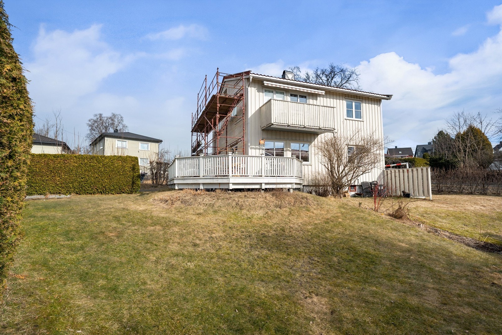 Velkommen til Kirkeveien 88 - Isolasjon og kledning mot vest er under utskiftning og vil bli ferdigstilt i april 2025 Galleribilde