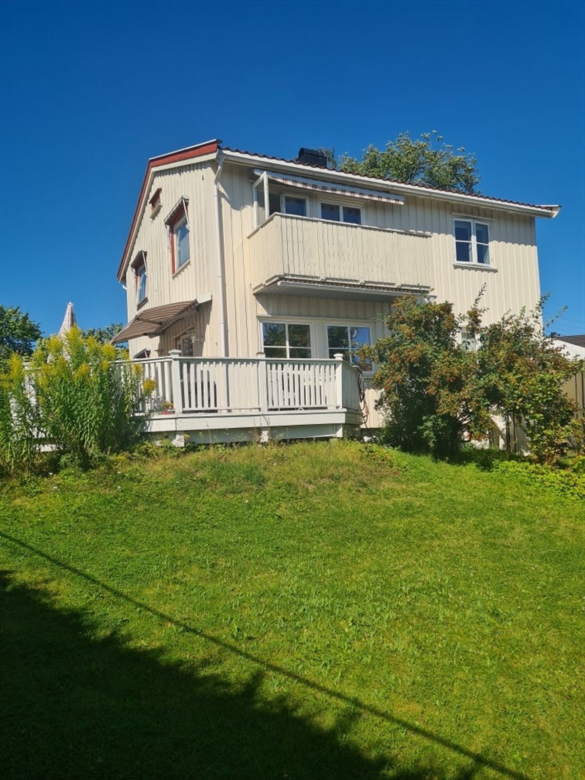 Sommerbilde tatt av selger. Vestvendt terrasse med utsikt mot Kolsåstoppen og gode solforhold. Pent opparbeidet hage Galleribilde