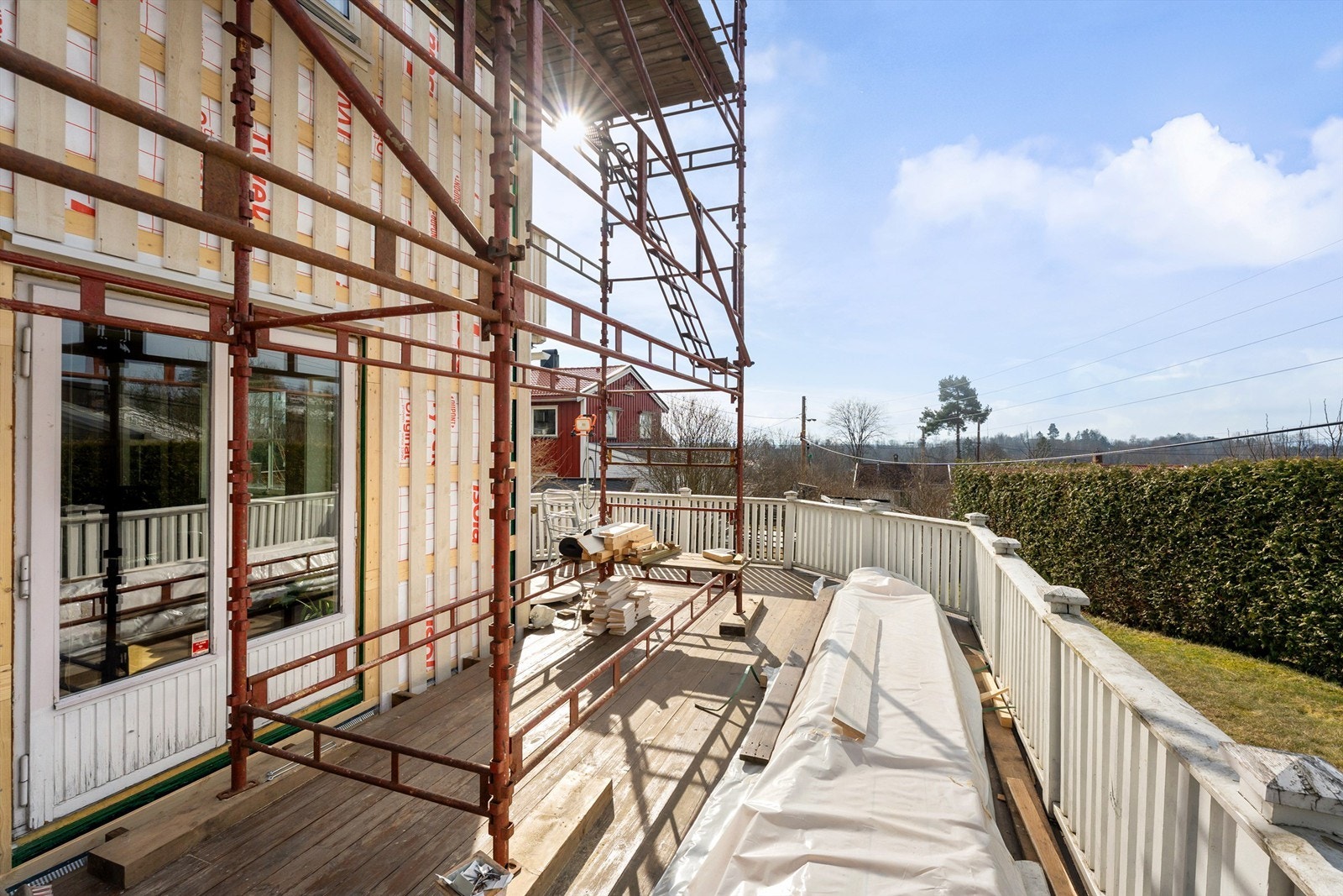 Kledningen mot vest er under utskiftning med ny isolering og vil bli ferdigstilt i 2025. Terrassen har fantastiske solforhold fra tidlig morgen til sen kveld Galleribilde