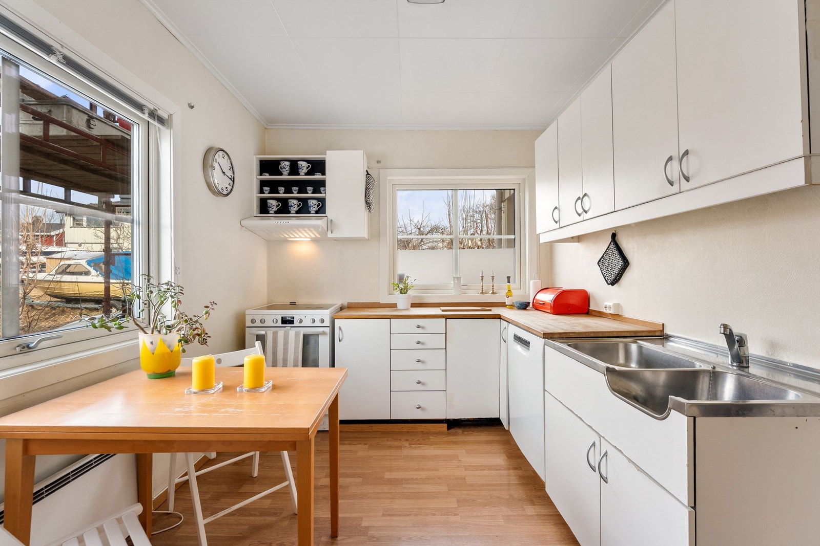 Romslig kjøkken med nyere vinduer fra 2016/2017 Galleribilde