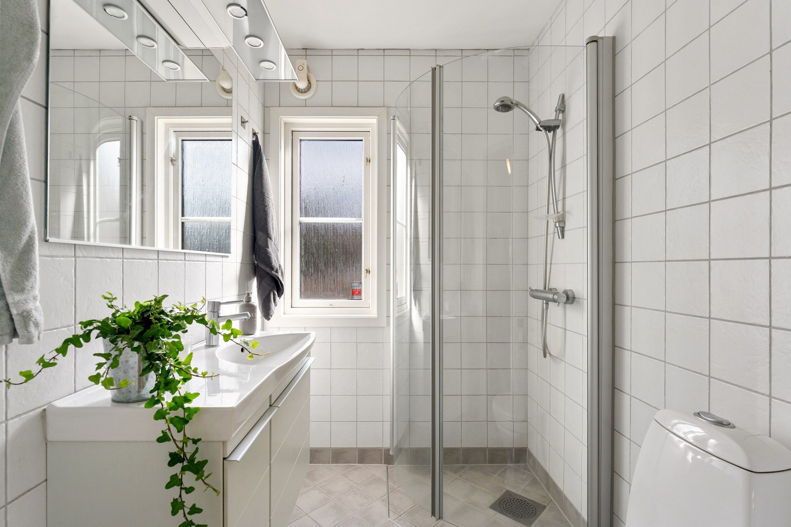 Baderom fra 2005 med flislagte vegger og gulv samt gulvvarme. Vinduet ble skiftet ut på samme tidspunkt Galleribilde