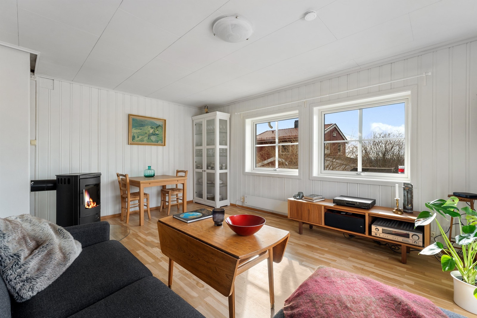 Stuen har lys fra 2 yttervegger. Ytterveggen mot sør ble etterisolert, kledning utvendig og vinduer skiftet i 2016 Galleribilde