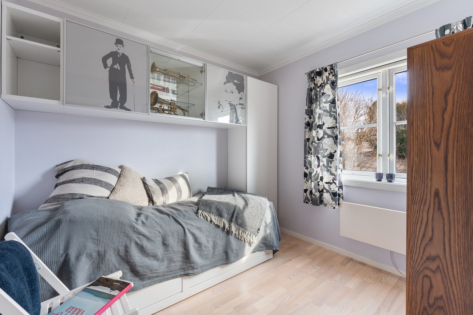 Soverom 2 med gulvvarme og vindu fra 2005 Galleribilde