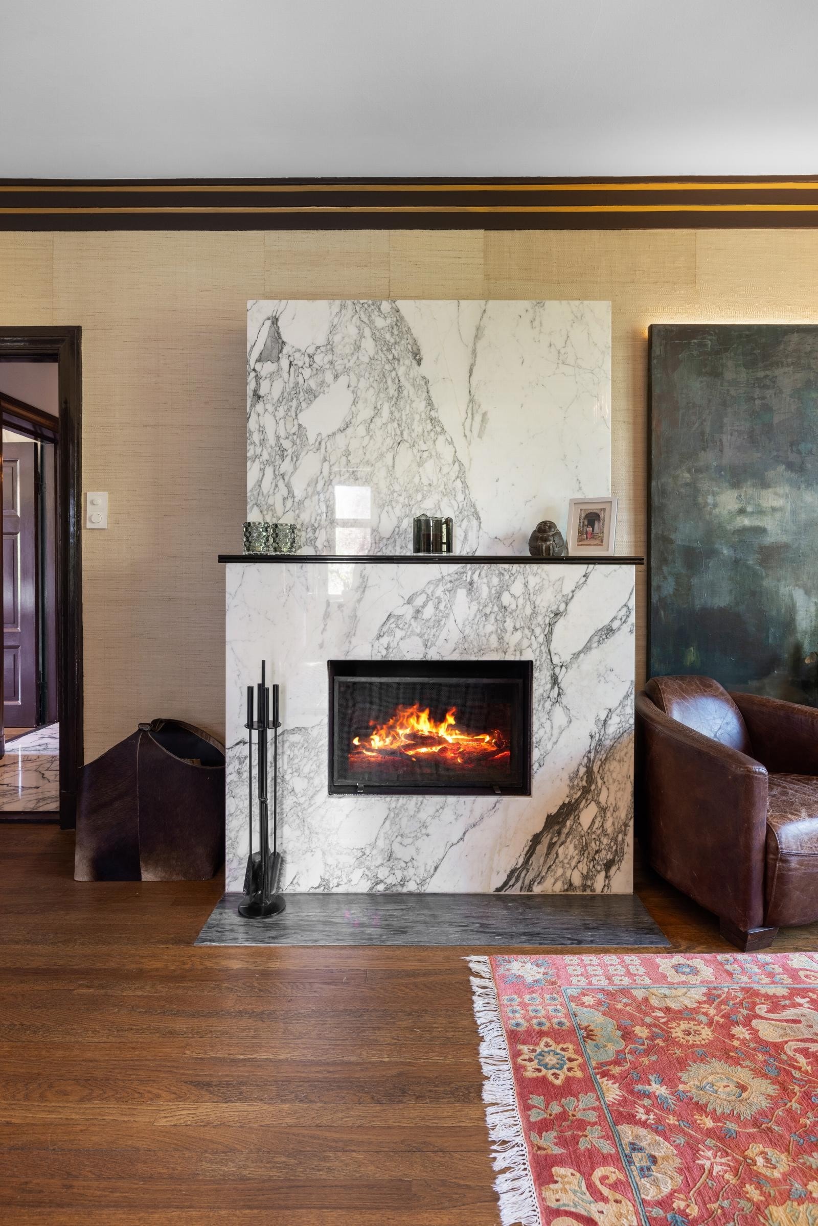 Åpen peis kledd i marmor som gir hyggelig og god varme. Aksjelaget er tilknyttet fjernvarme. Leiligheten varmes opp med radiatorer tilknyttet fjernvarme og elektriske varmekabler Galleribilde