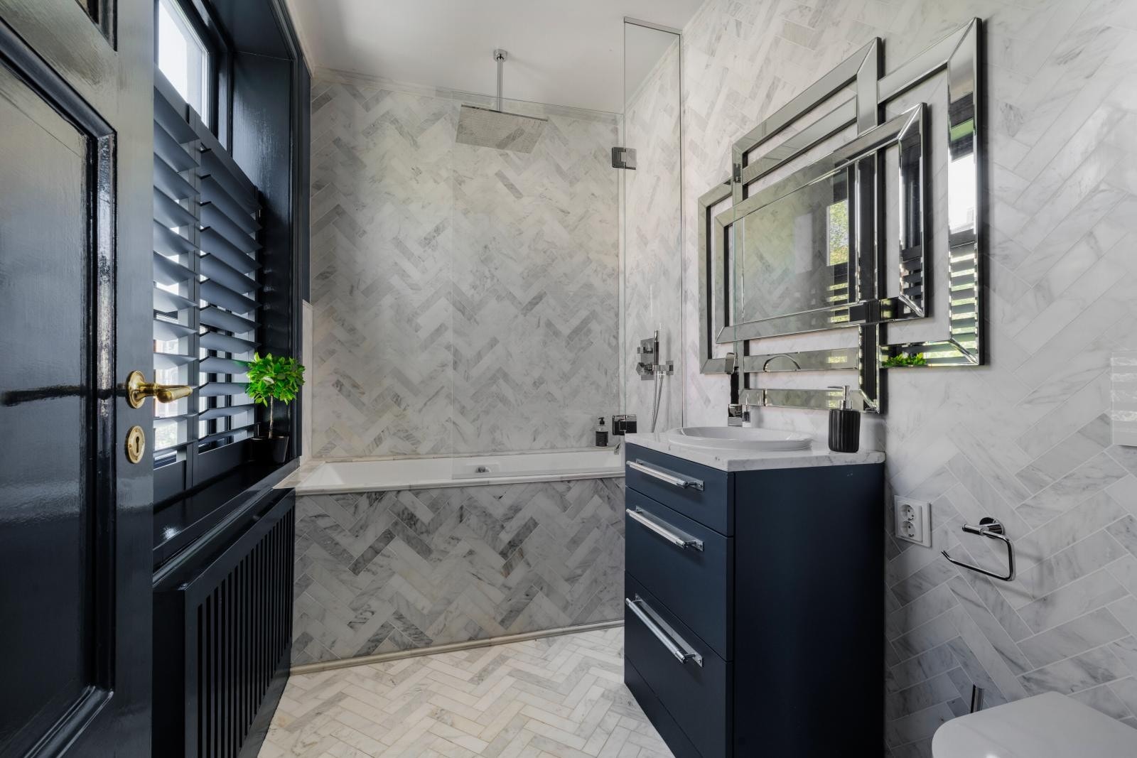 Gjestebad med direkte tilknytning til praktikantdel/gjesterom/soverom 2. Legg merke til marmorfliser fra Fired Earth som er lagt i fiskebensmønster Galleribilde