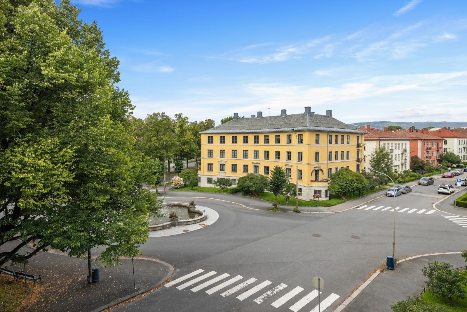 Fransk balkong med utsyn mot Arno Bergs plass med sin flotte fontene Galleribilde