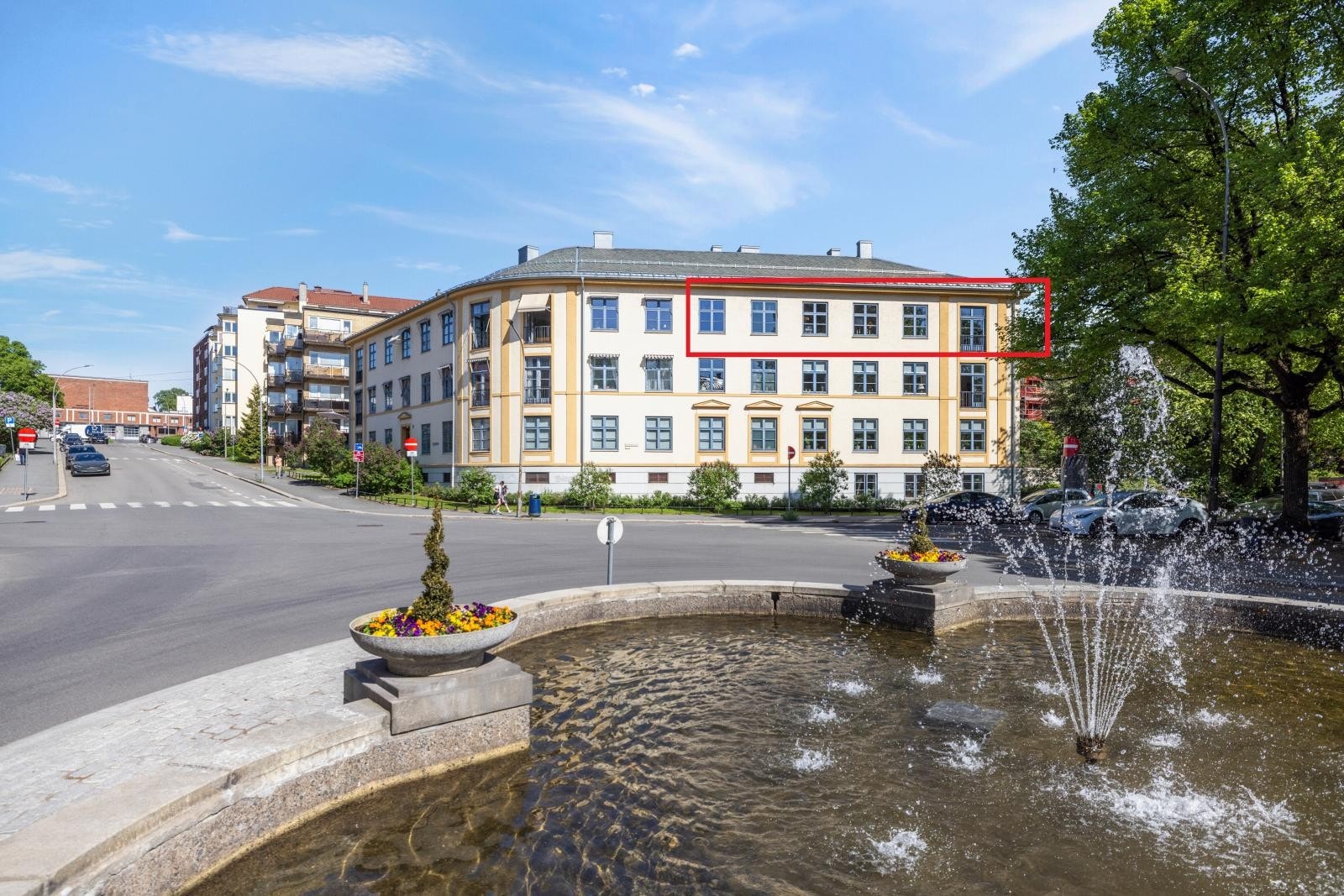 Fasade sett fra Arno Bergs plass med sin flotte fontene. Usjenert beliggenhet uten innsyn Galleribilde