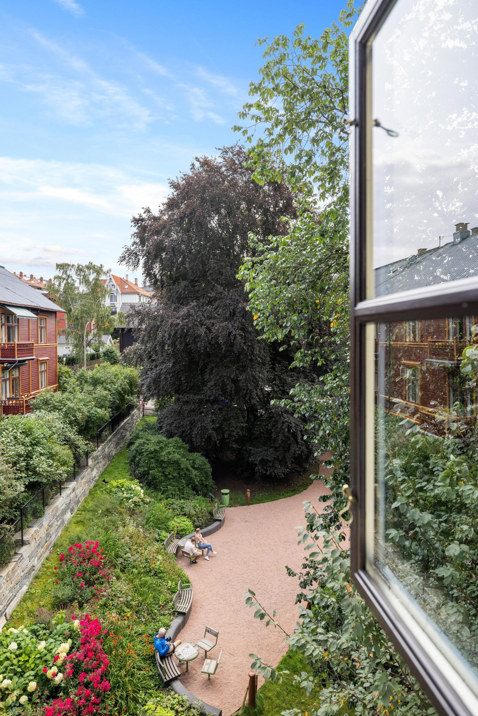 Fra kjøkkenvindu er det hyggelig utsyn mot den offentlige parken "Marie Jørstads hage" Galleribilde