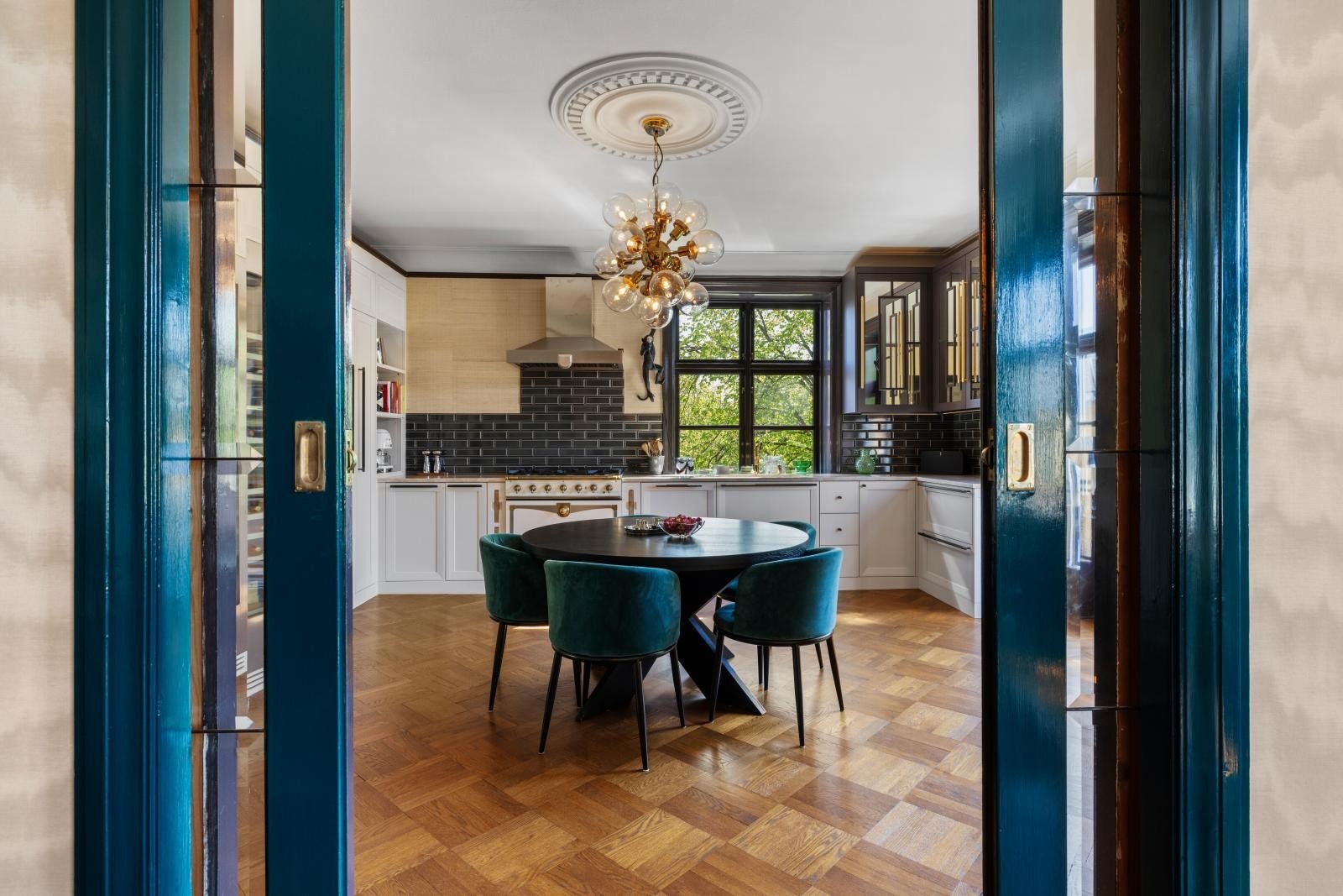 Legg merke til de originale skyvedørene med glassfelt mellom spisekjøkken, spisestue og tv-stue Galleribilde