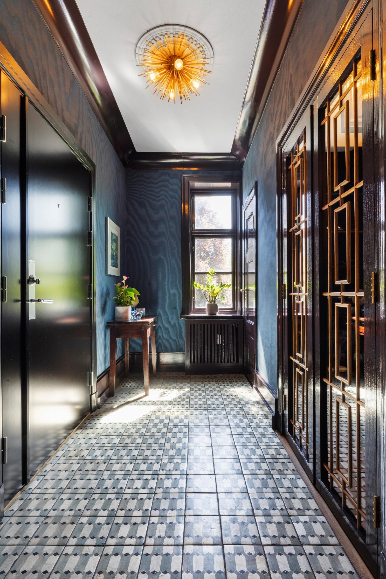 Romslig entré med gjeste wc. Det ble montert ny ytterdør og dør til baktrapp i 2021 Galleribilde