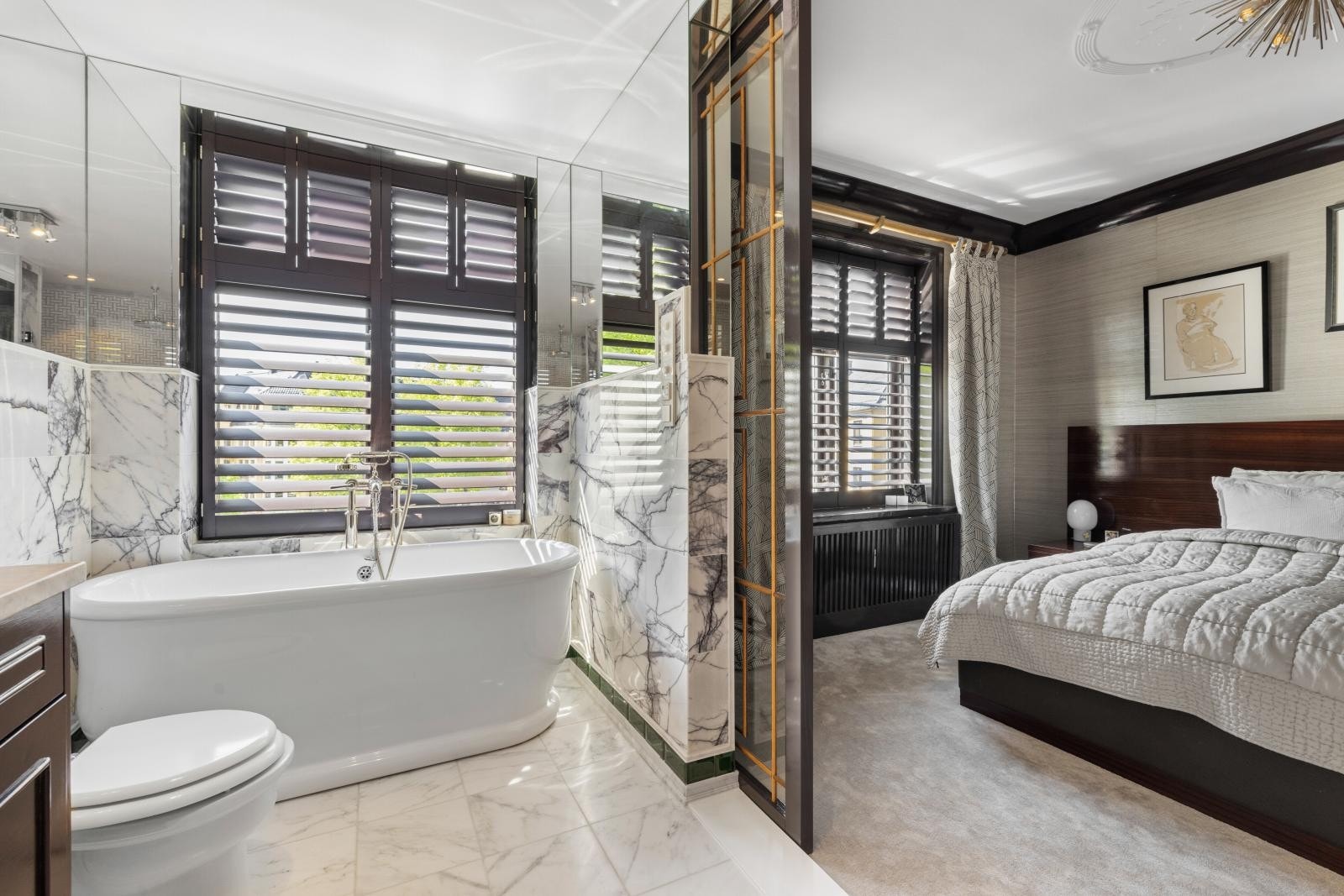 Luksuriøst bad med både frittstående badekar, dobbel vask og romslig dusjnisje Galleribilde