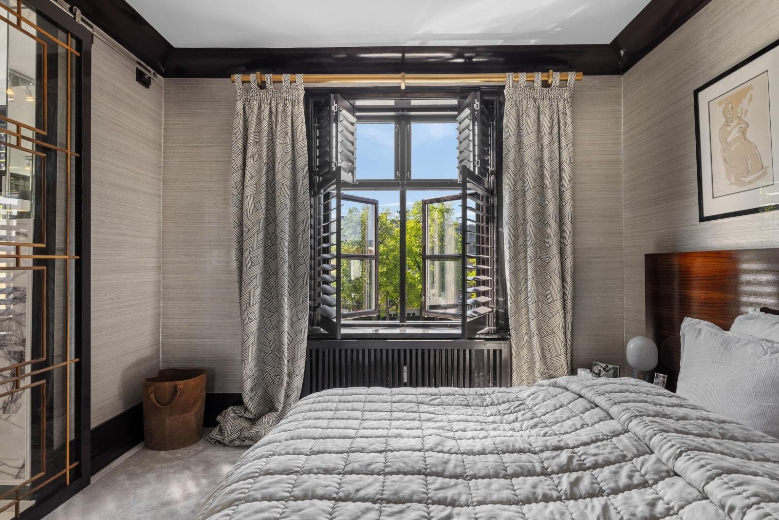 Vinduene på begge bad og master soverom har skodder i tre fra New England Shutter Company Galleribilde