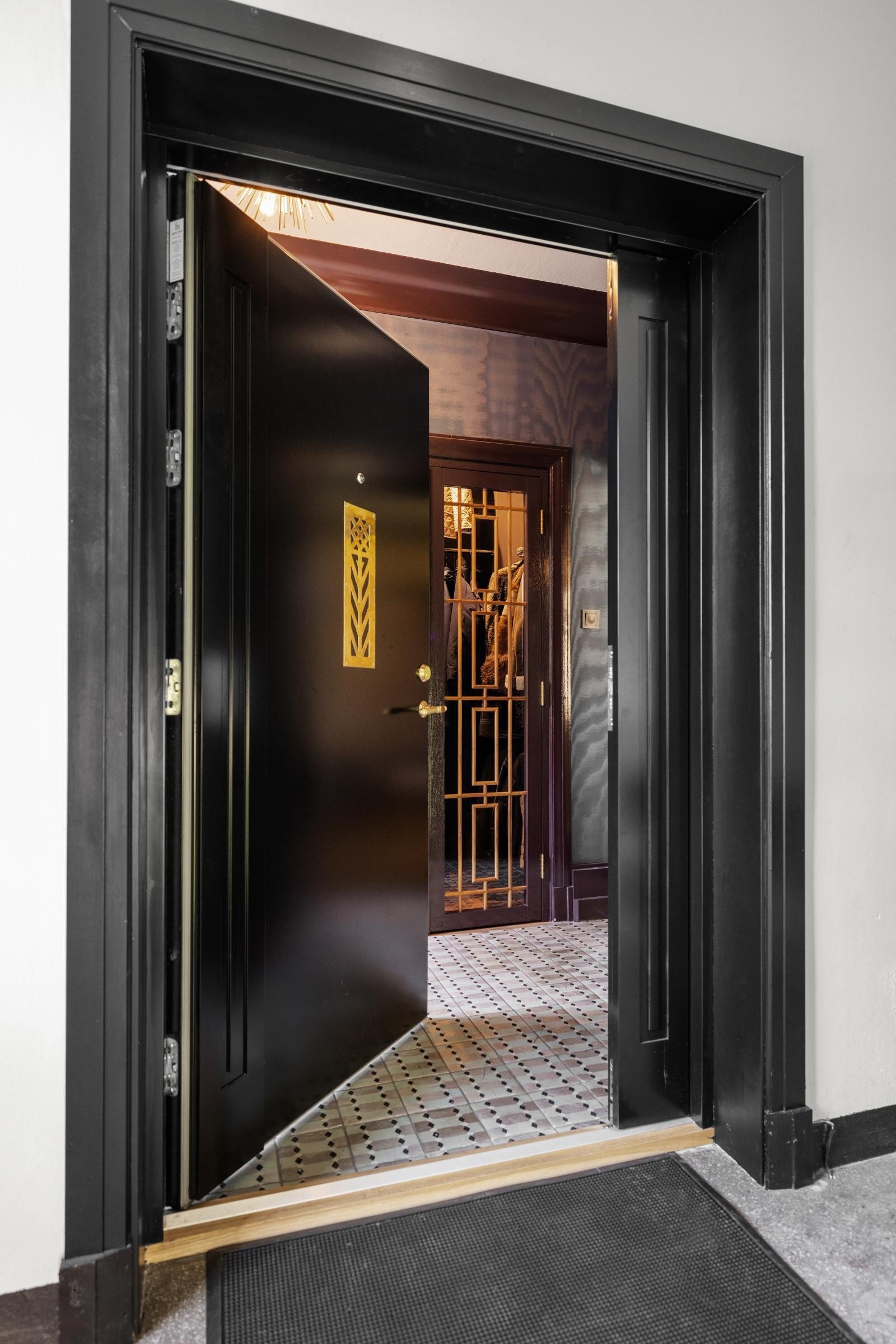 Gyldenløves gate 19 A har adkomst til kun 3 leiligheter, en i hver etasje hvor denne ligger på toppen Galleribilde