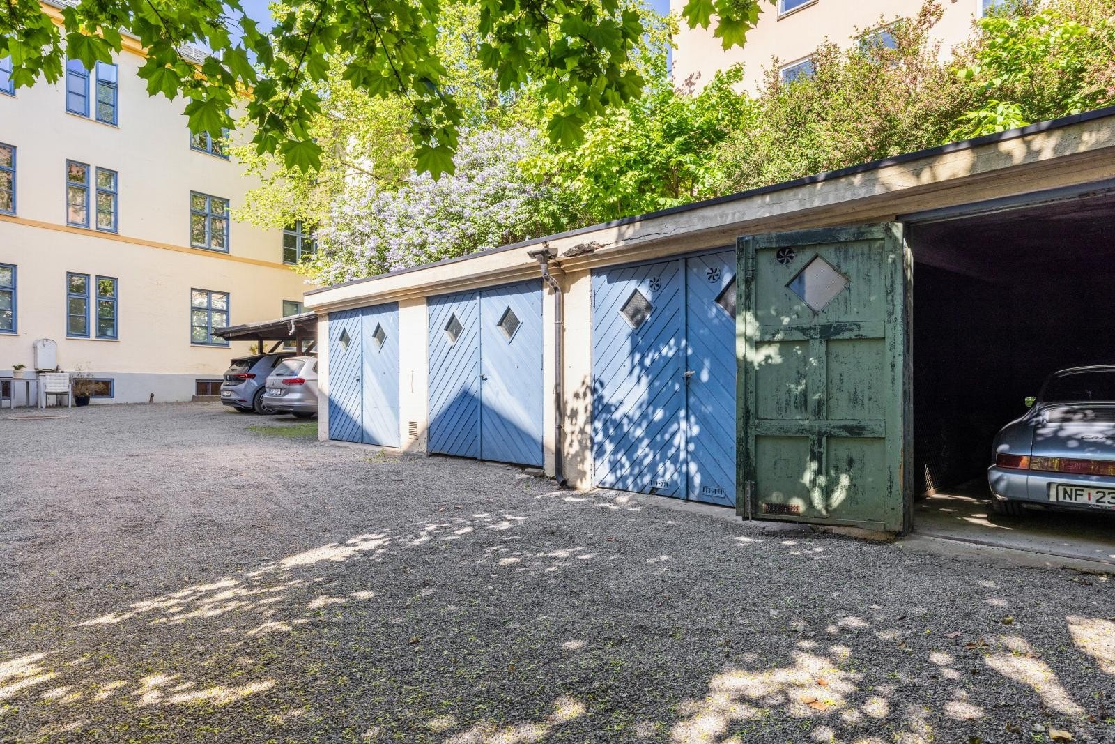 Aksjelaget har 4 garasjeplasser, 3 carportplasser, samt en felles biloppstillingsplass med lader for el-bil til bruk for beboere. Konferer megler Galleribilde
