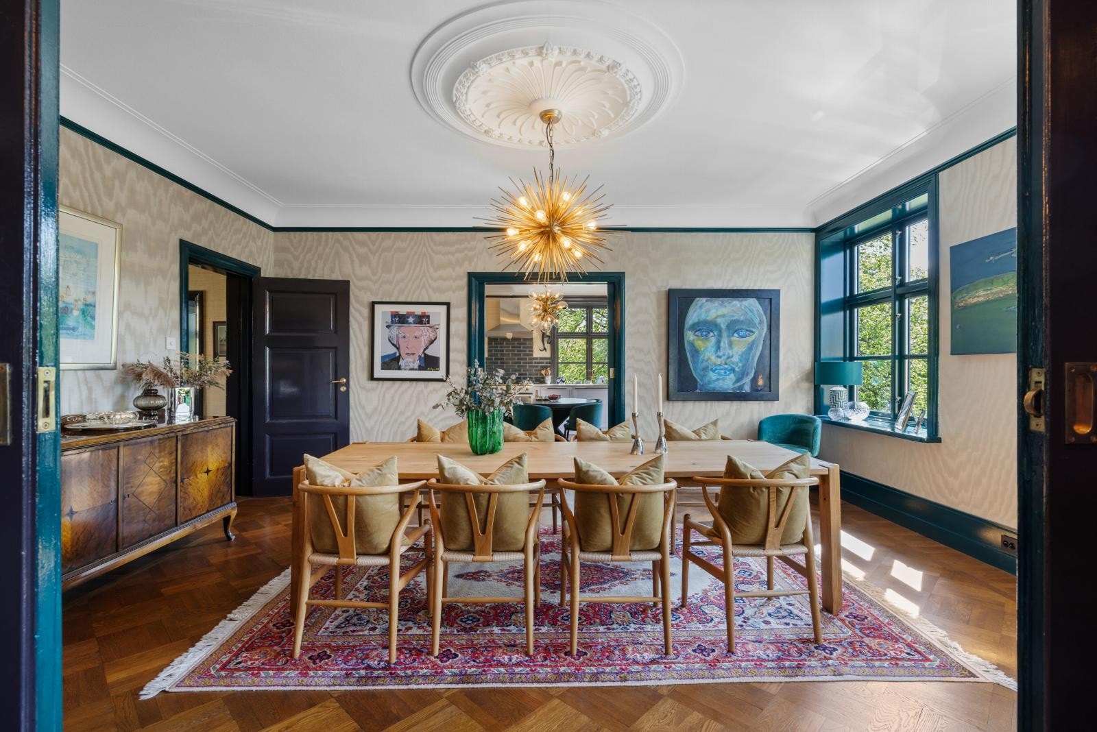 Leiligheten ble totaloppusset i 2017 i regi av interiørarkitekt Alexandra Hegard og er art deco inspirert Galleribilde