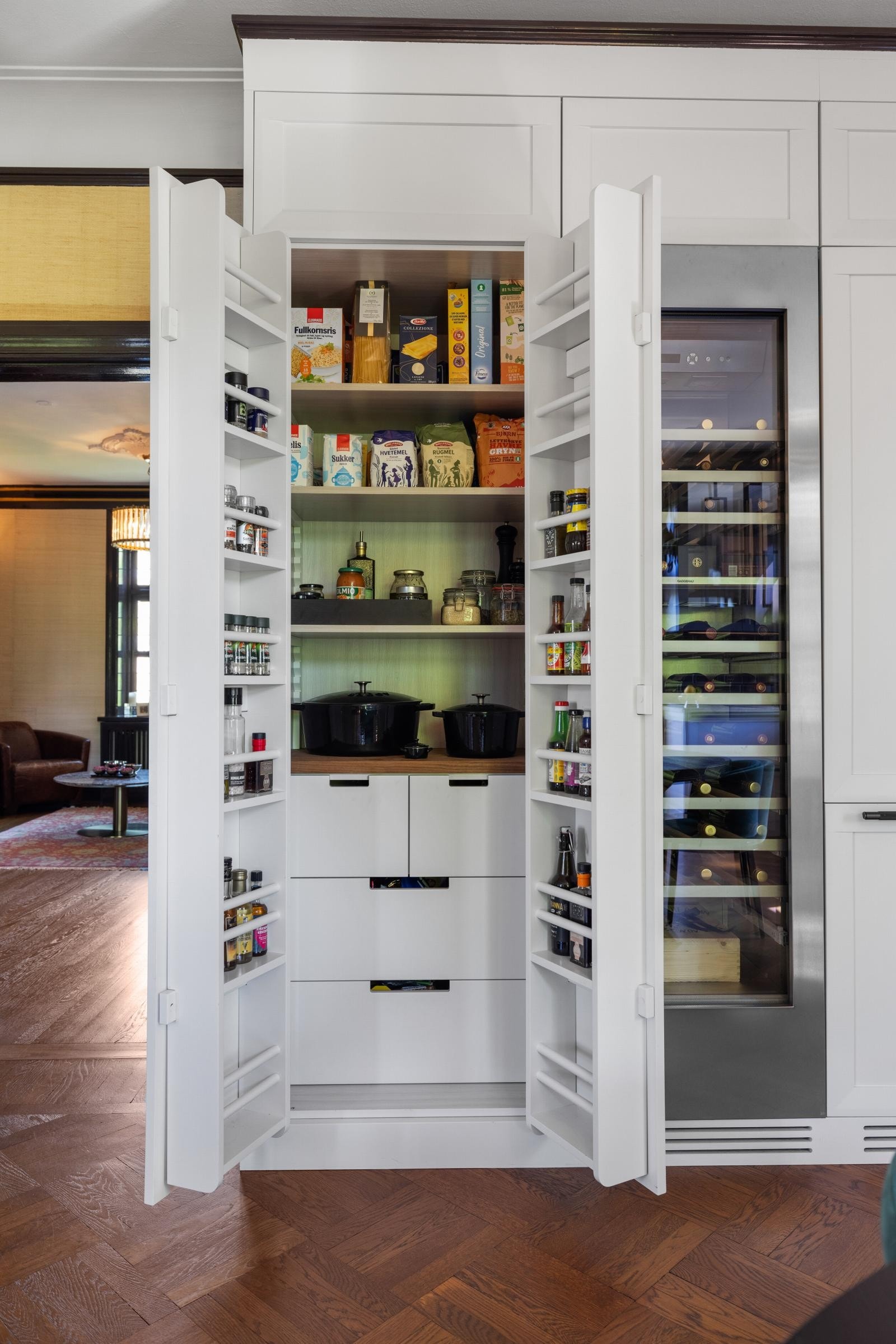 Spiskammers på kjøkken. Legg merke til materialkvaliteten Galleribilde