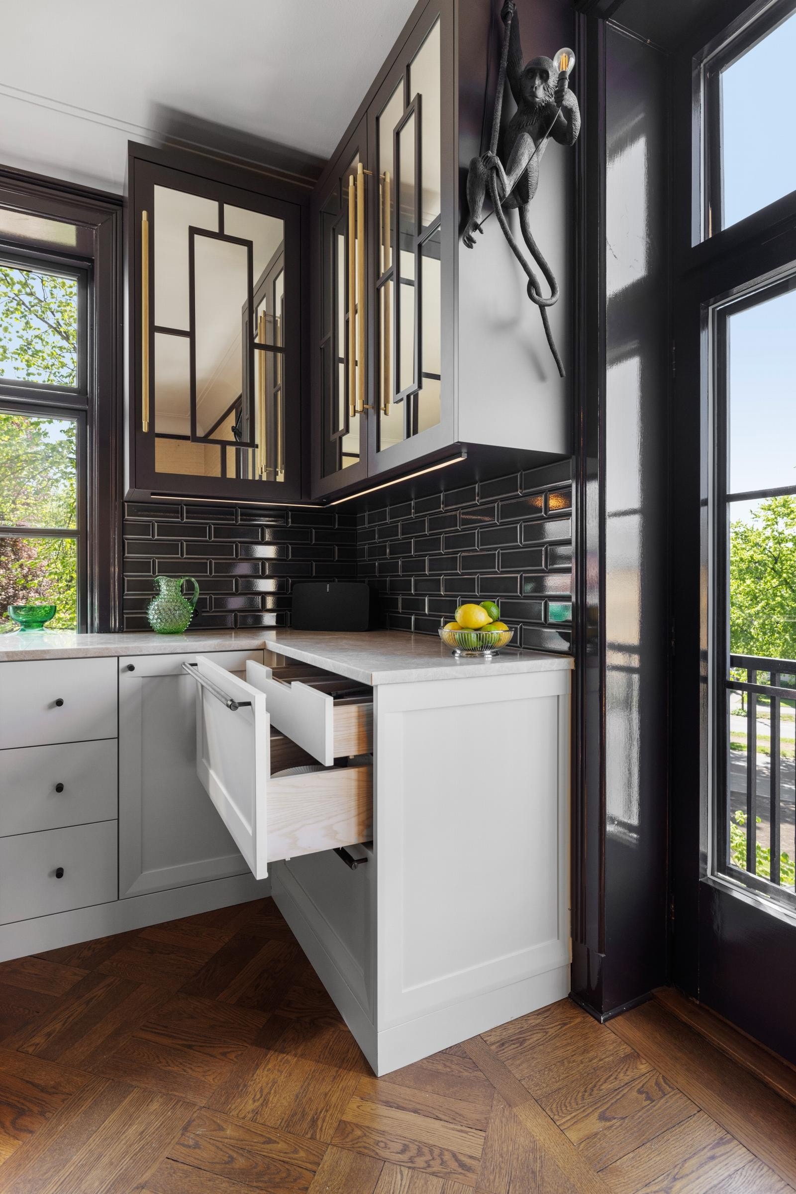 Detaljer som benkeplate i marmor fra Fired Earth og benkehjørneskap med svingbare hyller slik at plassen utnyttes maksimalt Galleribilde