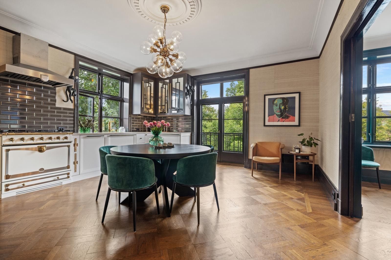 Unikt, plassbygd og skreddersydd kjøkken av svært høy kvalitet. Merk integrerte skjærebrett begge sider av komfyr Galleribilde