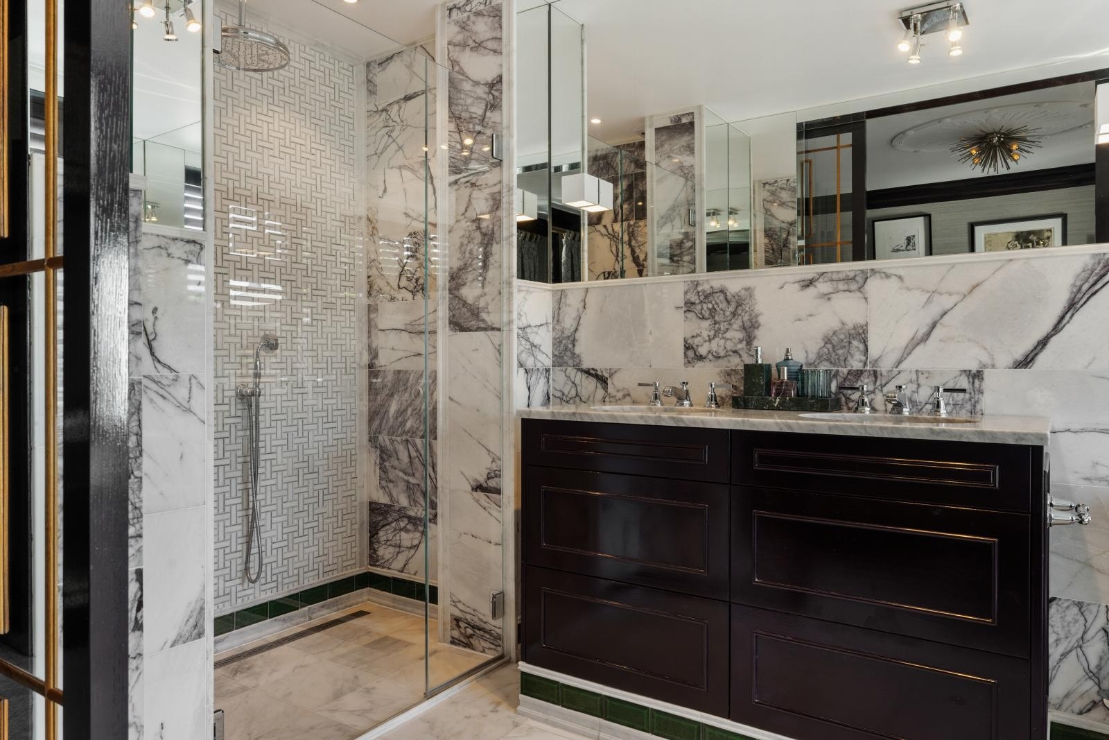 Romslig dusjnisje med avtrekk i himling. Regnfall, hånddusj og armatur fra Kohler Galleribilde