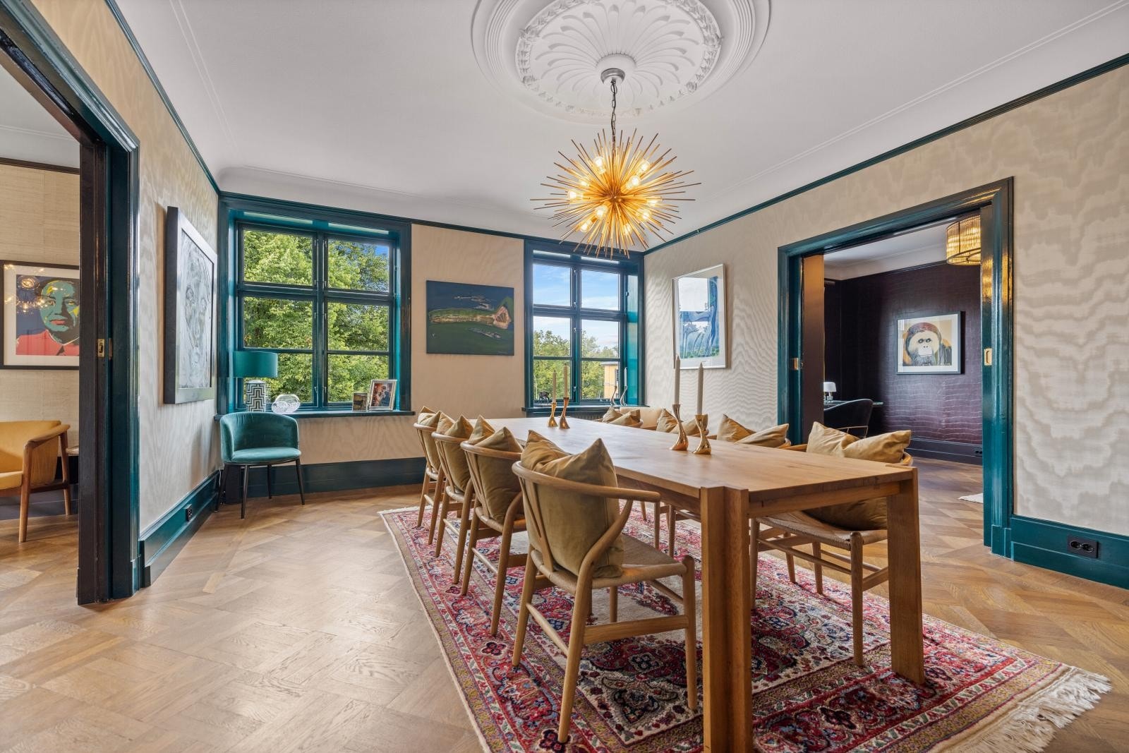 Romslig spisestue. Aksjelaget består av 9 leiligheter + vaktmesterleilighet og fremstår som veldrevet. Svært lave felleskostnader Galleribilde