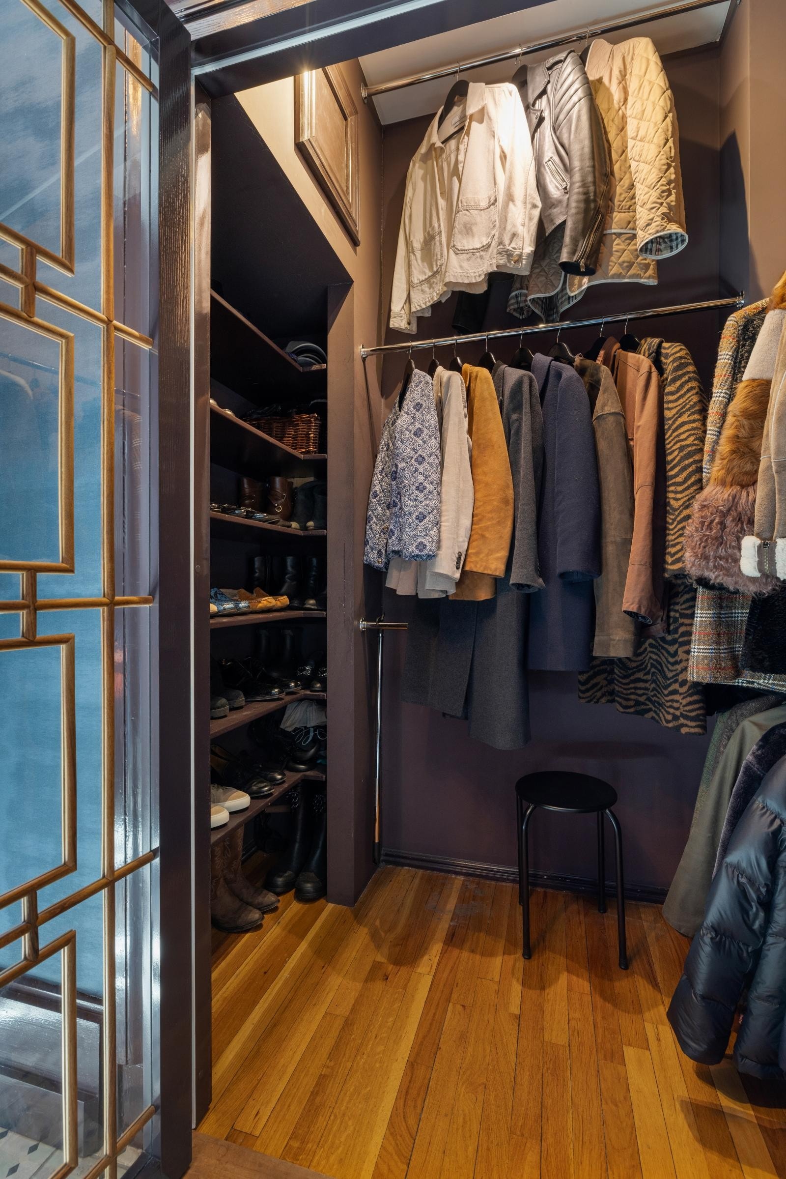 Svært godt med garderobeplass i entré. Det medfølger to kjellerboder på henholdsvis 11 og 8 kvm, samt en loftsbod på 7 kvm Galleribilde