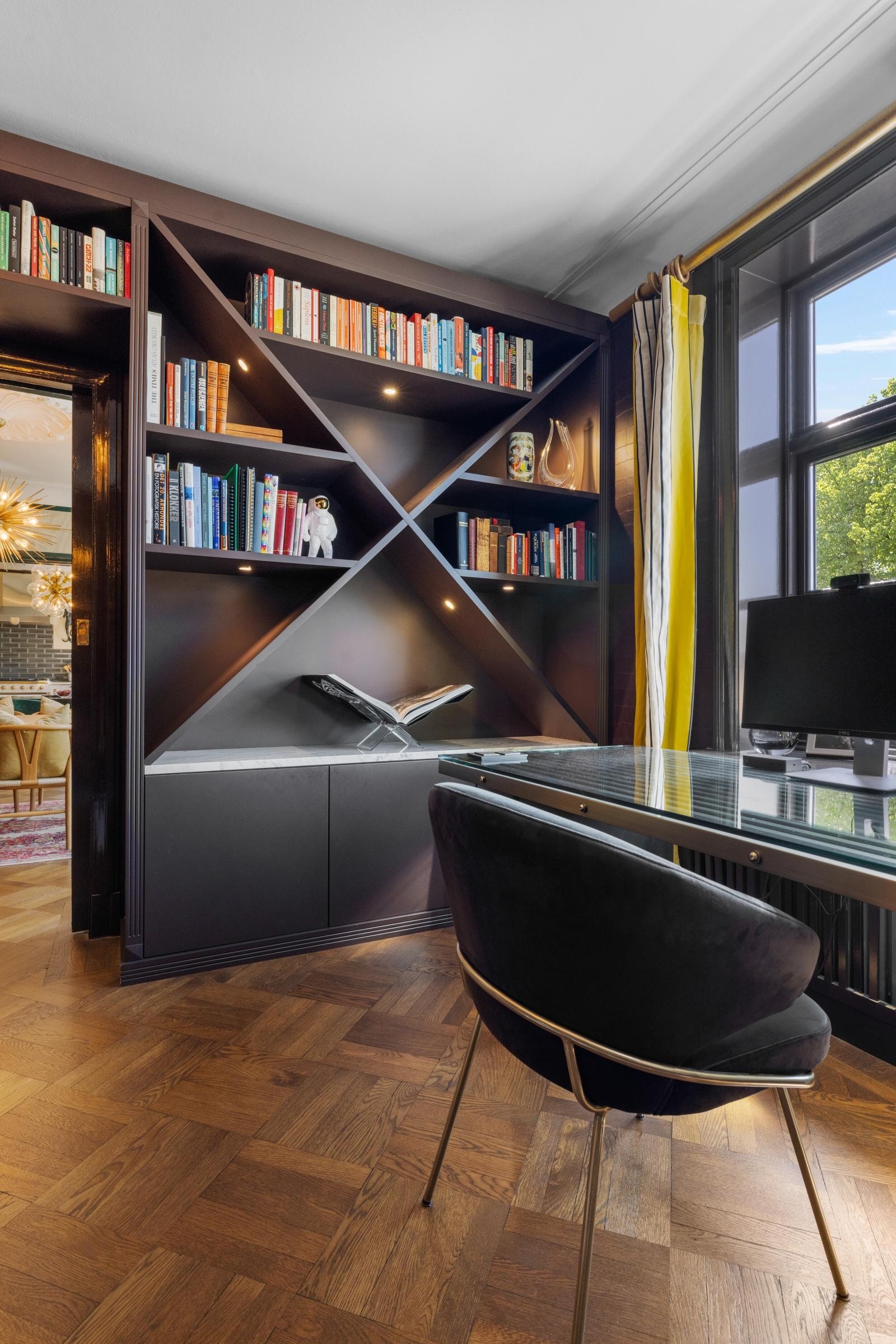 Plassbygget bokhylle i mahogni med integrert belysning og marmorplate Galleribilde