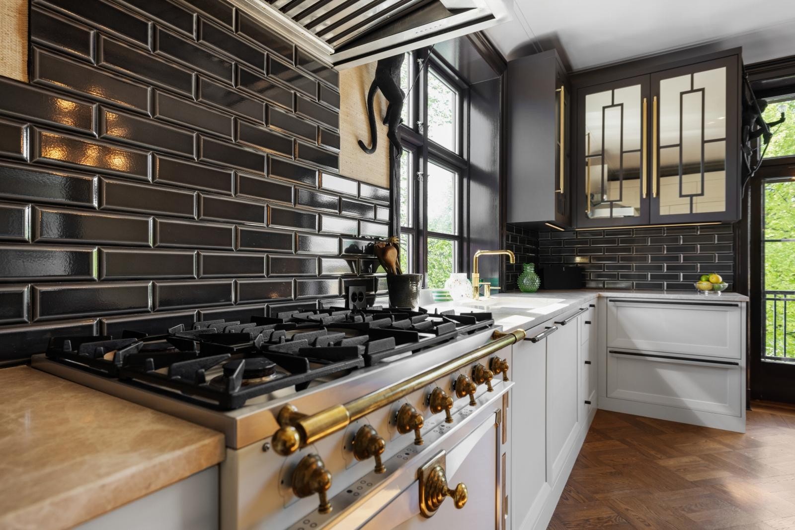 90 cm bred komfyr fra La Cornue med 5 gassbluss og elektrisk stekeovn. Profesjonell ventilator også fra La Cornue Galleribilde