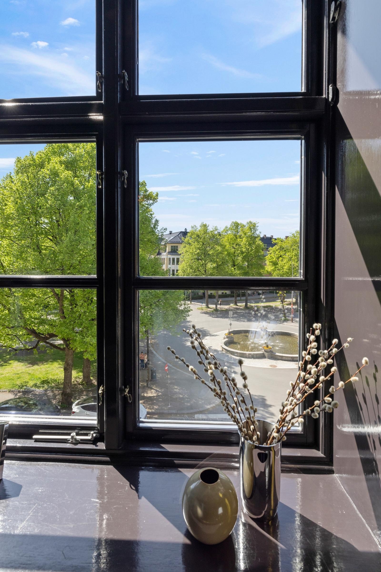 Flott utsyn fra alle rom. Her fra tv-stue mot Arno Bergs plass med sin flotte fontene Galleribilde