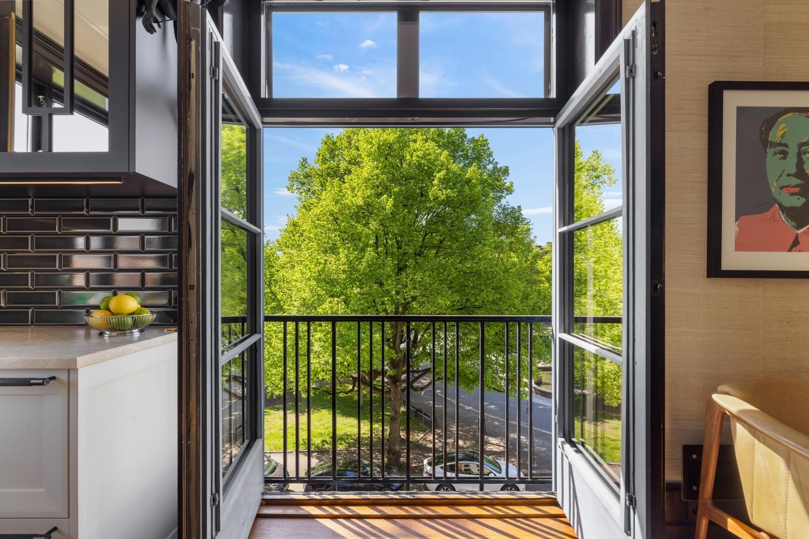 Fransk balkong med store doble dører som gir "ute-inne" følelse Galleribilde