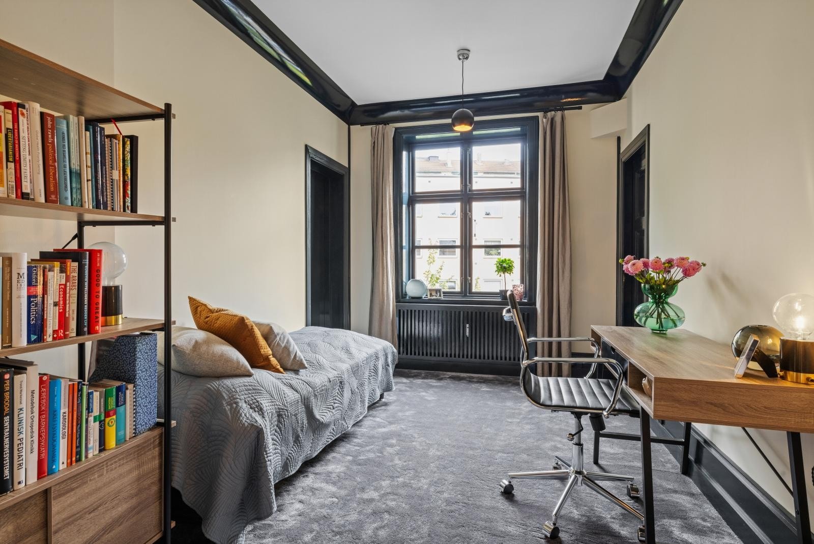 Praktikantdel/gjesterom/soverom 2 med dør direkte ut til baktrapp. Praktikantdelen med egen inngang har tidligere vært utleid. Solid ytterdør mellom leiligheten og dette rommet Galleribilde