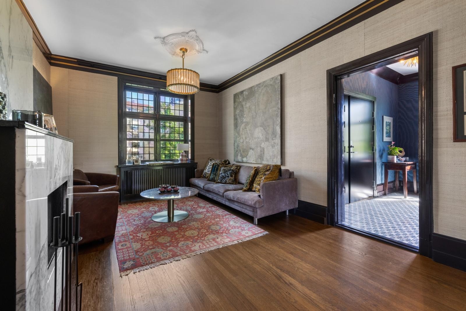 Fra entré kommer man rett inn i en svært hyggelig peisestue Galleribilde