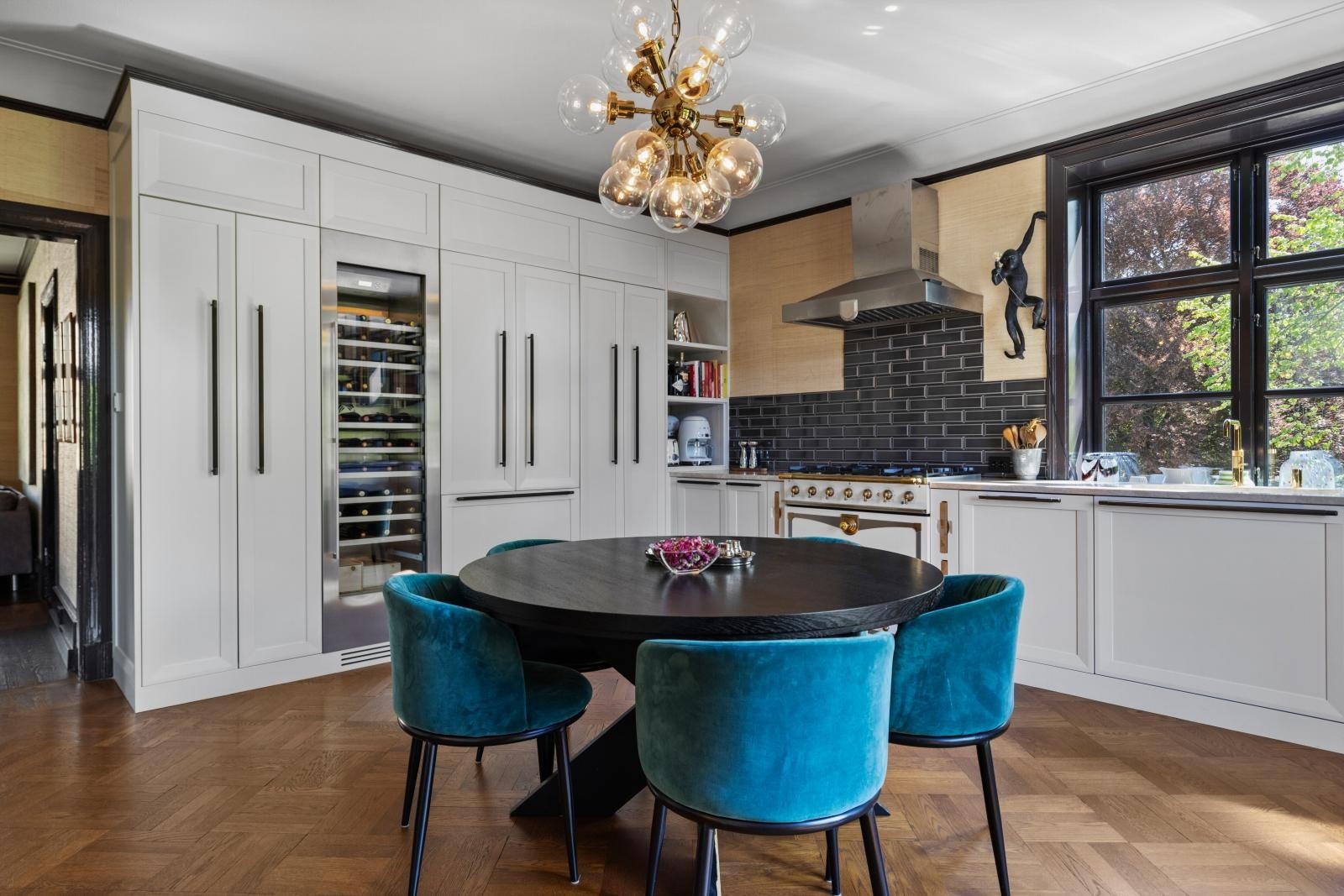 Hvitevarer som vinskap, kjøle-/fryseskap og oppvaskmaskin fra Gaggenau, samt komfyr og ventilator fra La Cornue Galleribilde