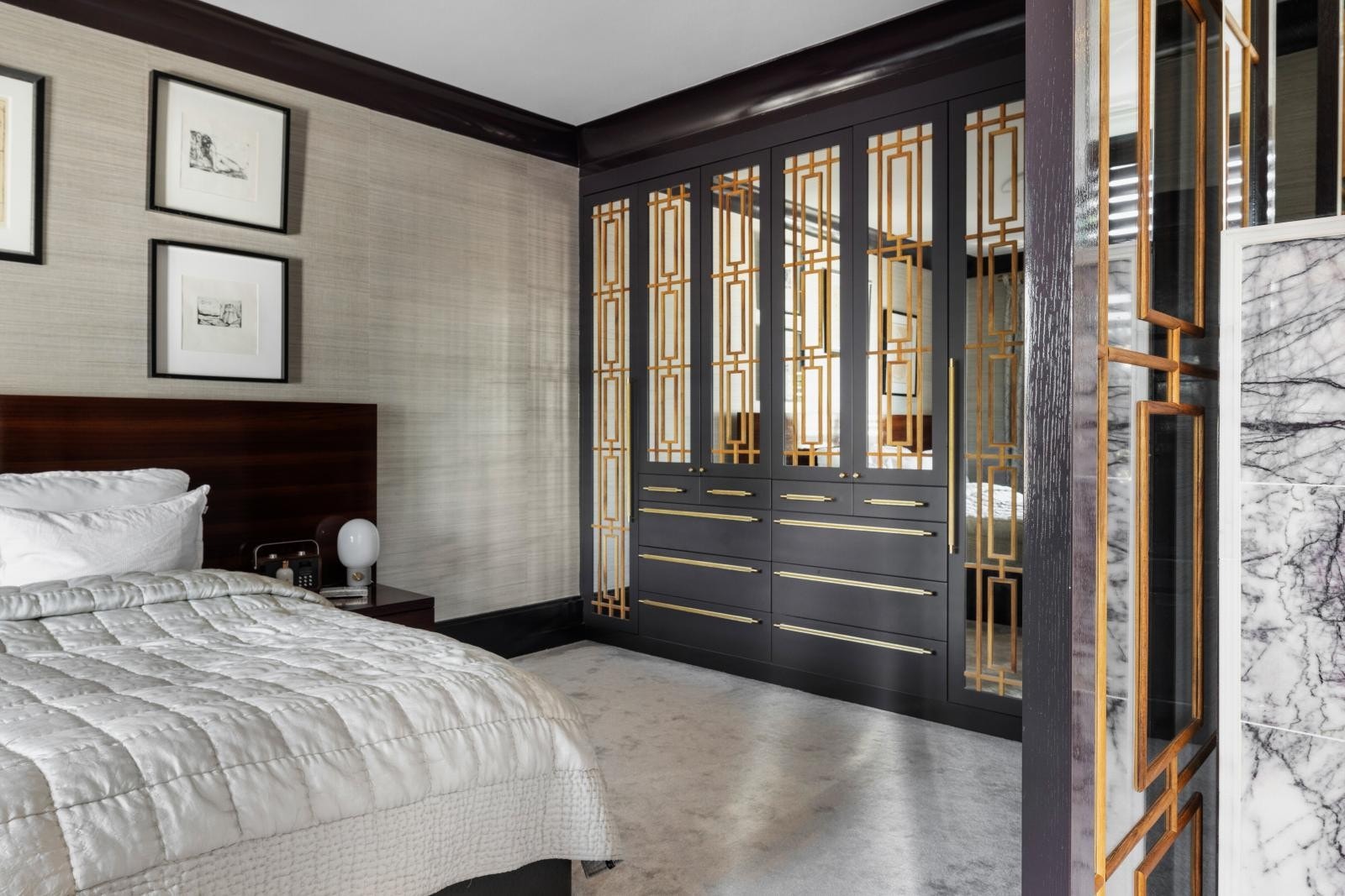 Garderobeskap er spesialdesignet med speil og art deco-sprosser i valnøtt-tre og gullfargede stålgrep fra lovehandles Galleribilde