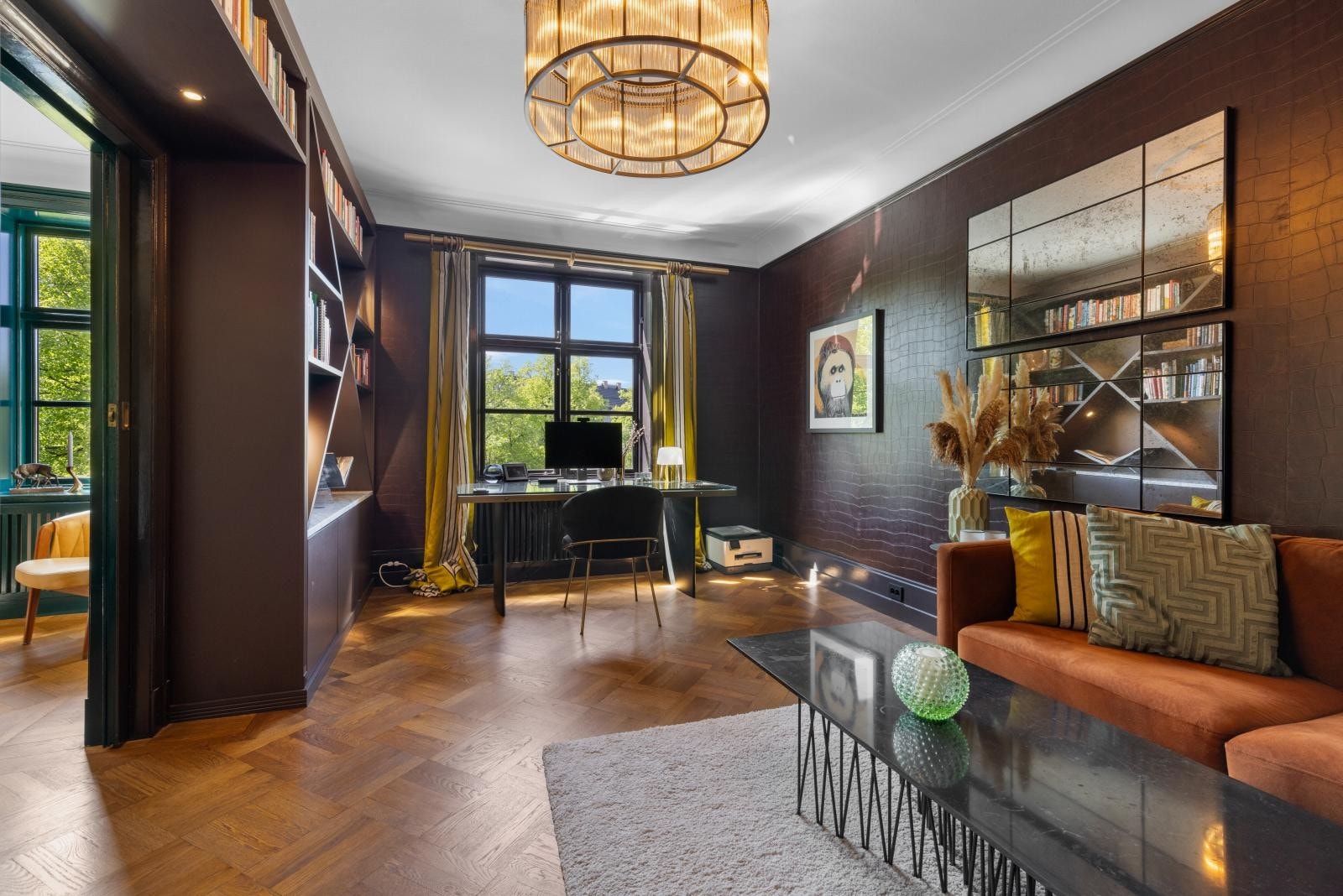 Store og mange vinduer med lysinnslipp fra både øst, syd og vest Galleribilde