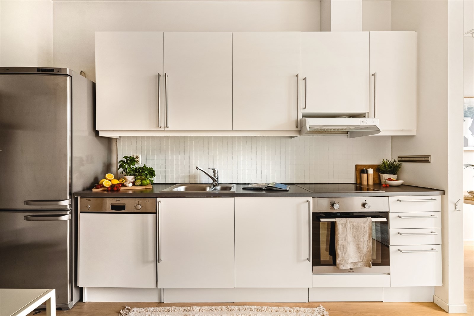 - Merk flislagt vegg over kjøkkenbenk, en praktisk og vedlikeholdsvennlig løsning - Galleribilde