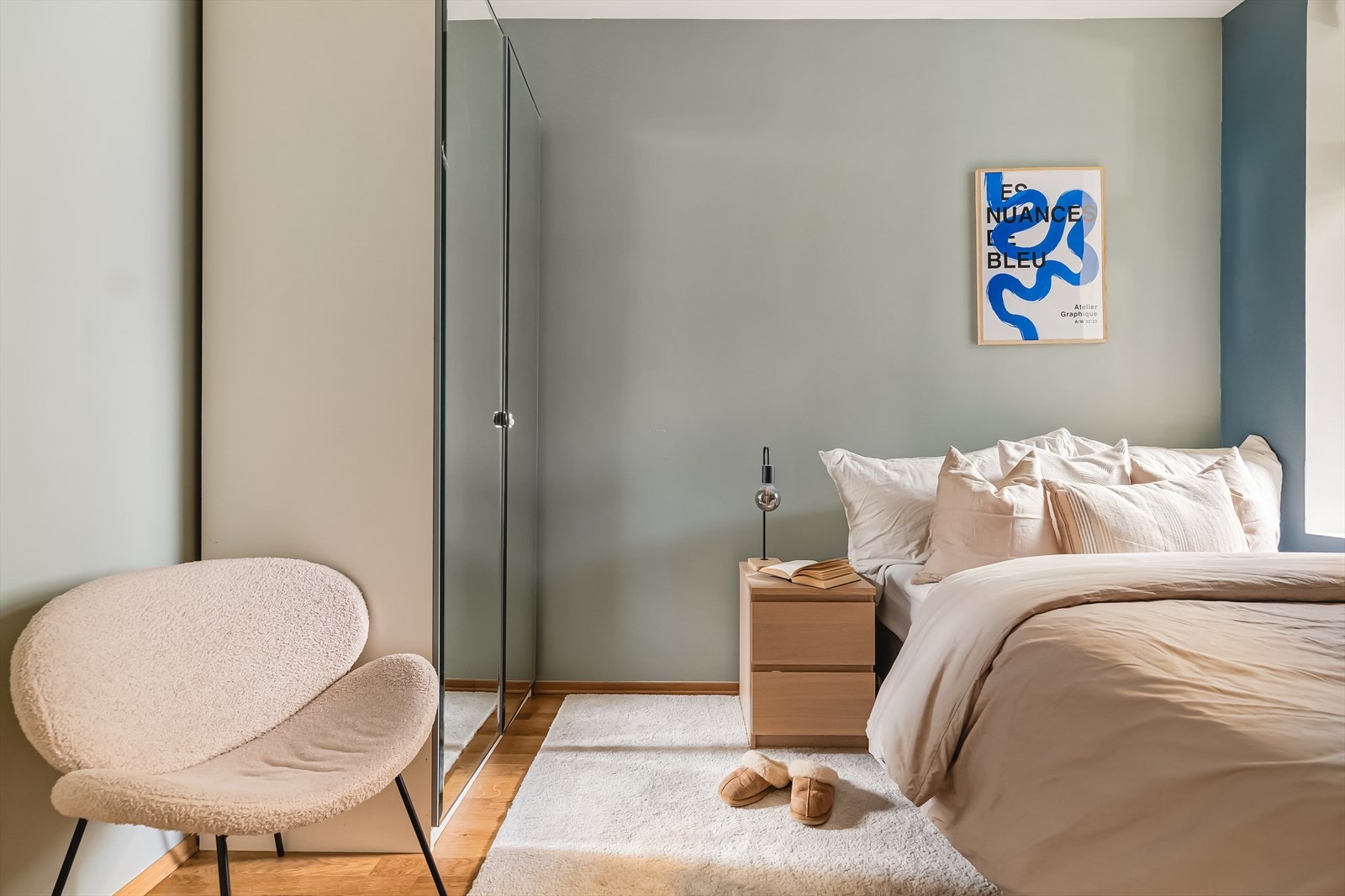 - Her er det god plass til dobbeltseng, garderobeskap og ønskede møbler - Galleribilde