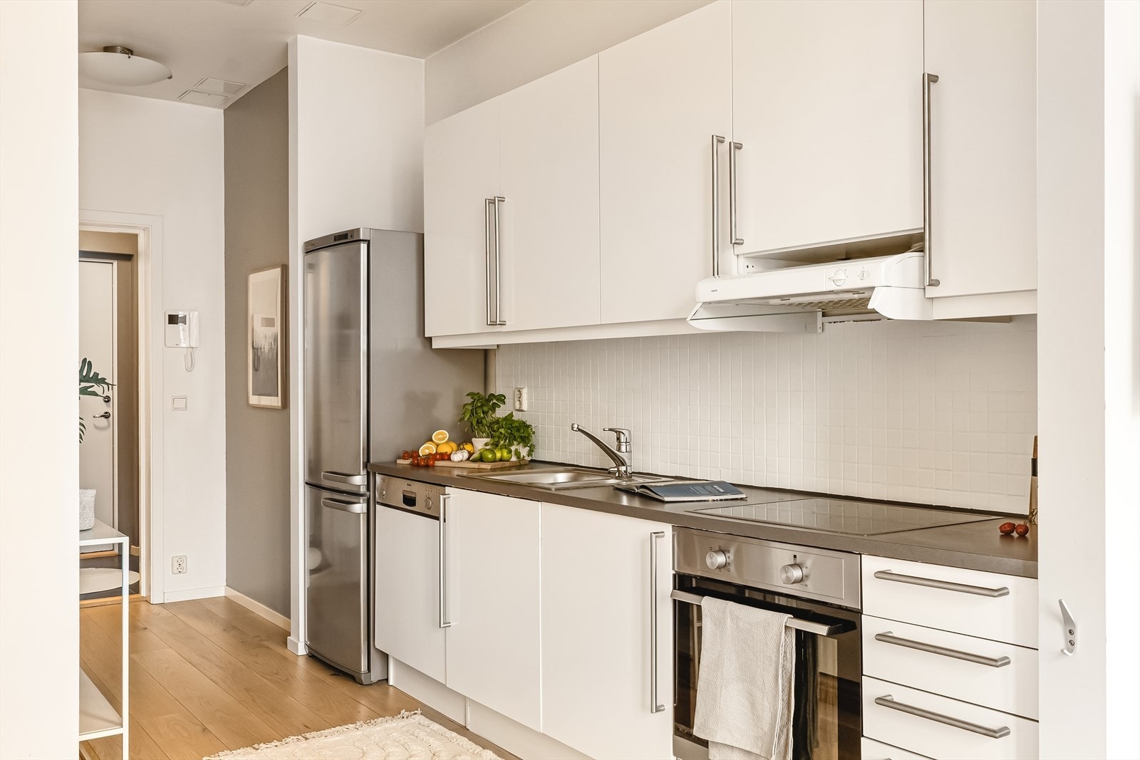 - Tidløs kjøkken med slette fronter og benkeplate i laminat - Galleribilde