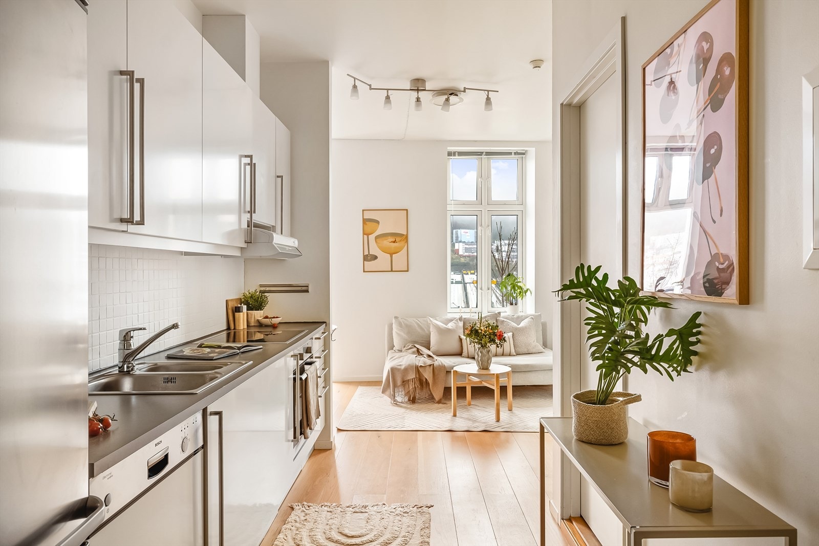 - Integrerte hvitevarer som keramsik platetopp og stekeovn medfølger - Galleribilde