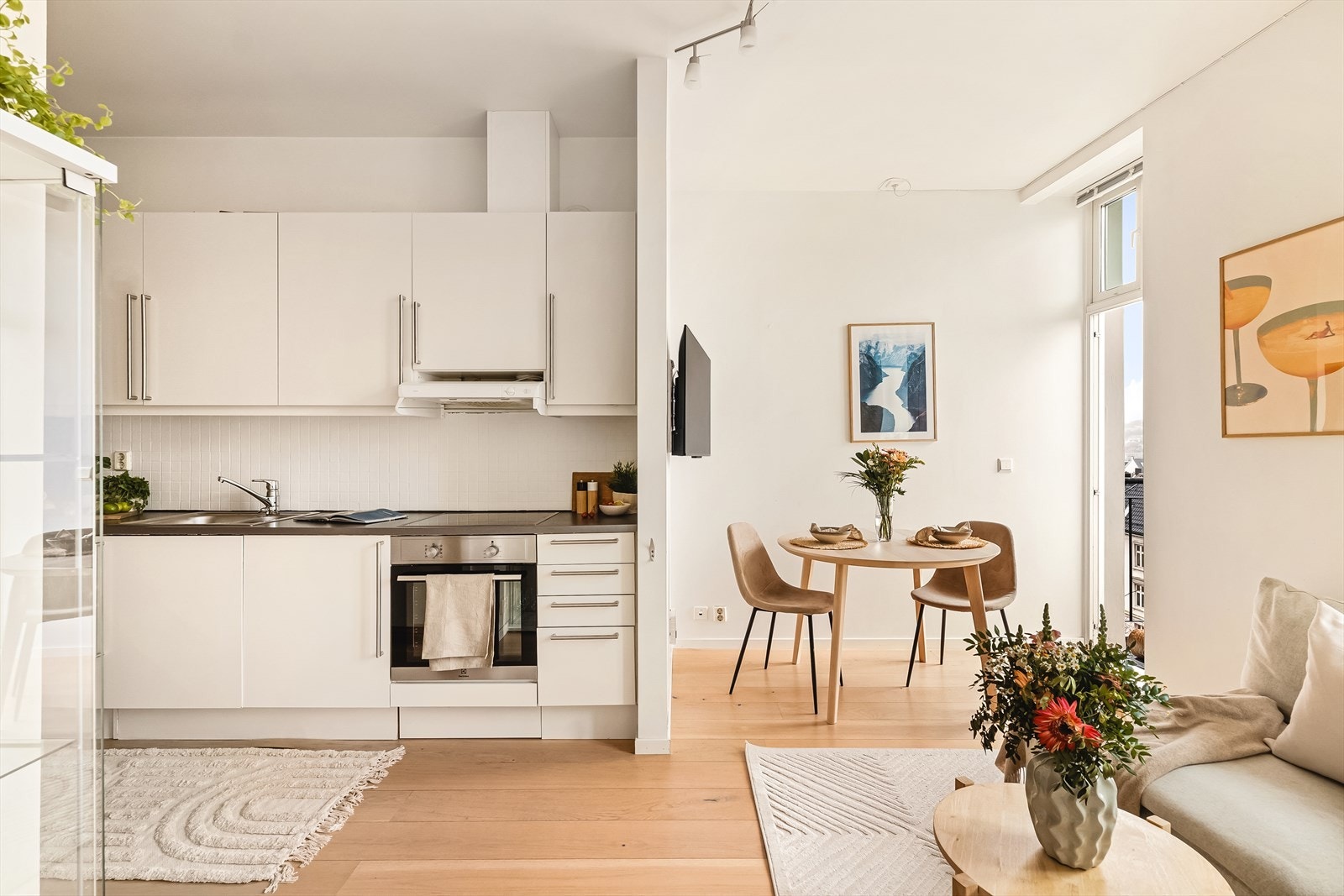 - Stuen og kjøkken måler 18,4 m² til sammen - Galleribilde