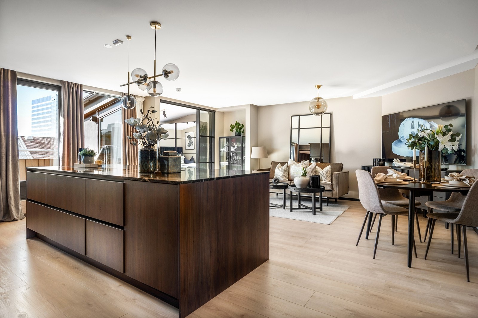Tidsriktige farger og eksklusive materialvalg er gjennomgående i hele leiligheten, som gir et moderne og stilrent uttrykk. Galleribilde