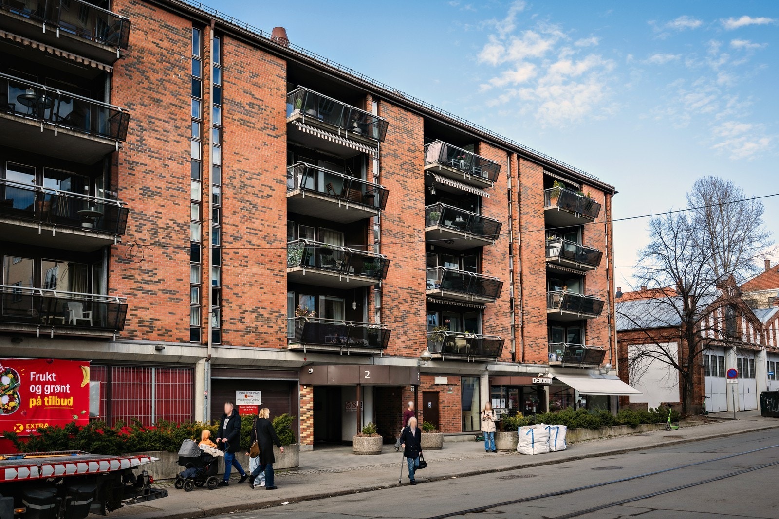 Med umiddelbar nærhet til alt du trenger i hverdagen, tilbyr denne boligen en perfekt kombinasjon av sentral beliggenhet og rolig atmosfære i et sjarmerende og svært ettertraktet nabolag. Galleribilde